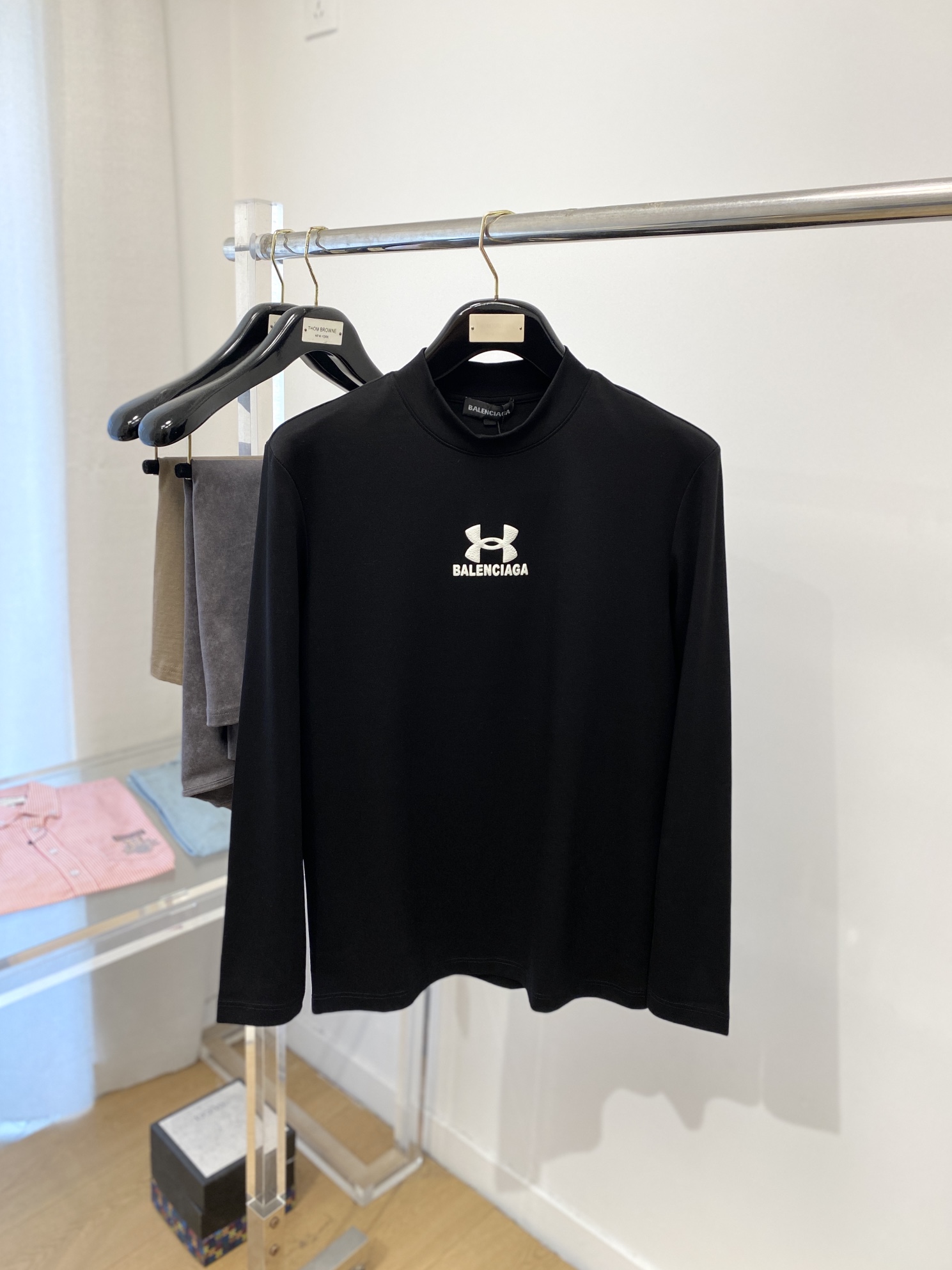 NO:499268,Support for the return and exchange after the New Year!  Balenciaga, 2025 new product long-sleeved base, handsome and fashionable, top-grade printed and letter logo on the chest, simple and versatile style. The fabric cotton is not only crisp, maintains the trendy silhouette, and is comfortable to wear, and the yarn is more delicate, the number M-3XL, balenciaga, alexander wang19860909支持年后退换！ 巴黎世家、2025新品长袖打底,帅气时尚,胸前顶级印花图字母logo,简约百搭款.面料棉 不仅挺括,保持潮流的廓形,又穿着舒适,纱织更细腻,码数M-3XL,,balenciaga,alexander wang,Men's clothing