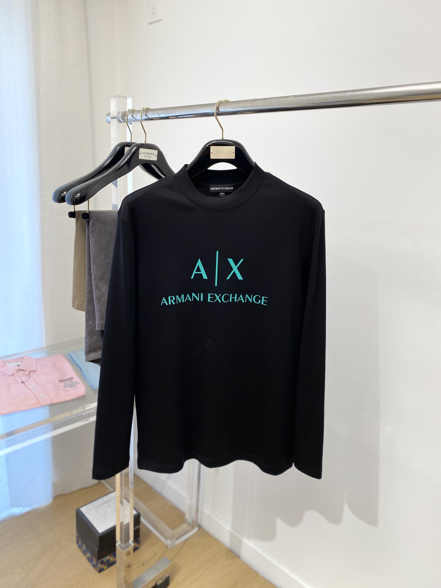 NO:499259,Support for the return and exchange after the New Year!  Armani, 2025 new long-sleeved base, handsome and fashionable, top printed letter logo on the chest, simple and versatile style. The fabric cotton is not only crisp, maintains the trendy silhouette, and is comfortable to wear, and the yarn is more delicate, the number M-3XL,,armani,alexander wang19860909支持年后退换！ 阿玛尼、2025新品长袖打底,帅气时尚,胸前顶级印花字母logo,简约百搭款.面料棉 不仅挺括,保持潮流的廓形,又穿着舒适,纱织更细腻,码数M-3XL,,armani,alexander wang,Men's clothing