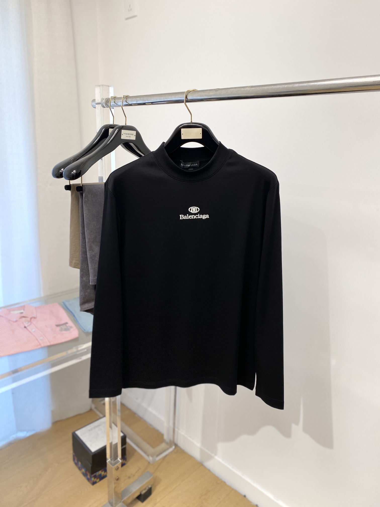 NO:499256,Support for the return and exchange after the New Year!  Balenciaga, 2025 new product long-sleeved base, handsome and fashionable, top-grade printed letter logo on the chest, simple and versatile style. The fabric cotton is not only crisp, maintains the trendy silhouette, and is comfortable to wear, and the yarn is more delicate, with M-3XL, balenciaga, alexander wang19860909支持年后退换！ 巴黎世家、2025新品长袖打底,帅气时尚,胸前顶级印花字母logo,简约百搭款.面料棉 不仅挺括,保持潮流的廓形,又穿着舒适,纱织更细腻,码数M-3XL,,balenciaga,alexander wang,Men's clothing