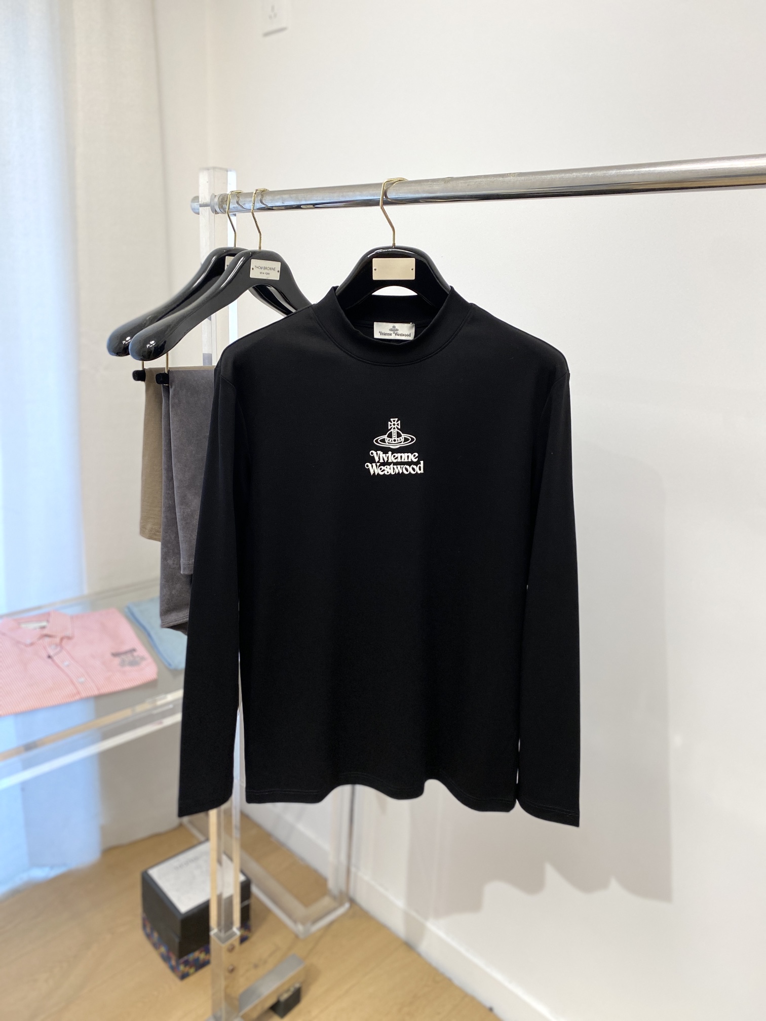 NO:499253,Support for the return and exchange after the New Year!  Vivian, 2025 new long-sleeved base, handsome and fashionable, top-grade printed pattern letter logo on the chest, simple and versatile style. The fabric cotton is not only crisp, maintains a fashionable silhouette, but also comfortable to wear, and the yarn is more delicate, the number M-3XL, alexander wang19860909支持年后退换！ 薇薇安、2025新品长袖打底,帅气时尚,胸前顶级印花图案字母logo,简约百搭款.面料棉 不仅挺括,保持潮流的廓形,又穿着舒适,纱织更细腻,码数M-3XL,,alexander wang,Men's clothing