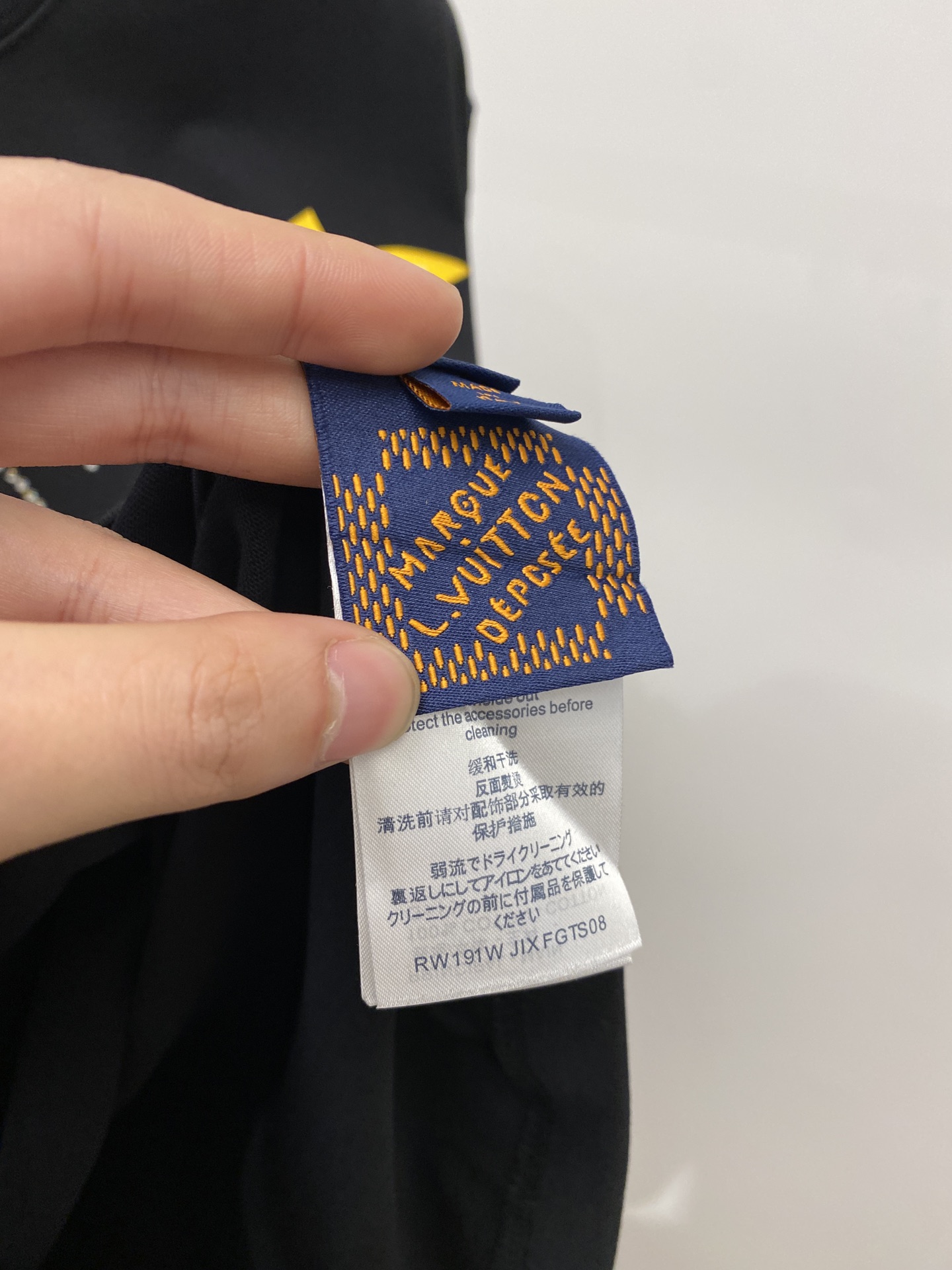 支持年后退换！路易威登、2025最新款短袖T恤，帅气时尚，胸前印胶烫钻字母logo，简约百搭款。面料棉 