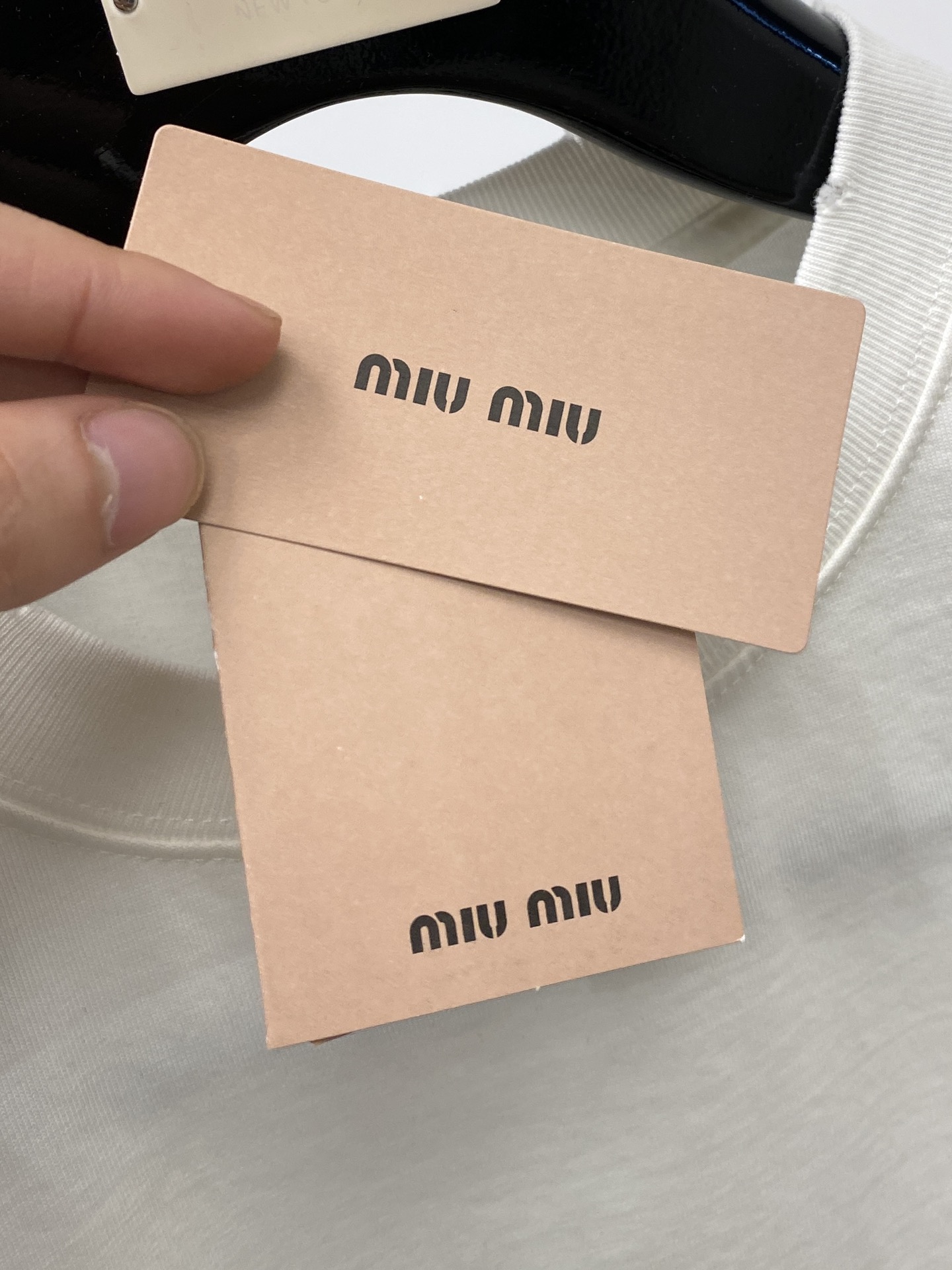支持年后退换！MIU MIU、2025最新款短袖T恤，帅气时尚，胸前精致刺绣字母logo，简约百搭款。面