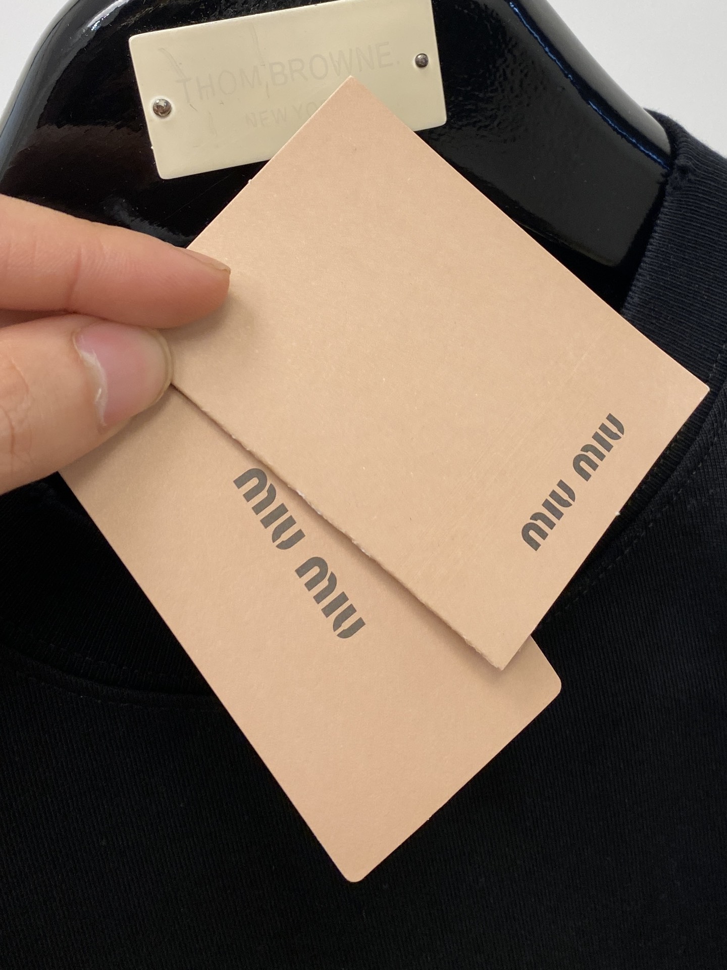 支持年后退换！MIU MIU、2025最新款短袖T恤，帅气时尚，胸前精致刺绣字母logo，简约百搭款。面