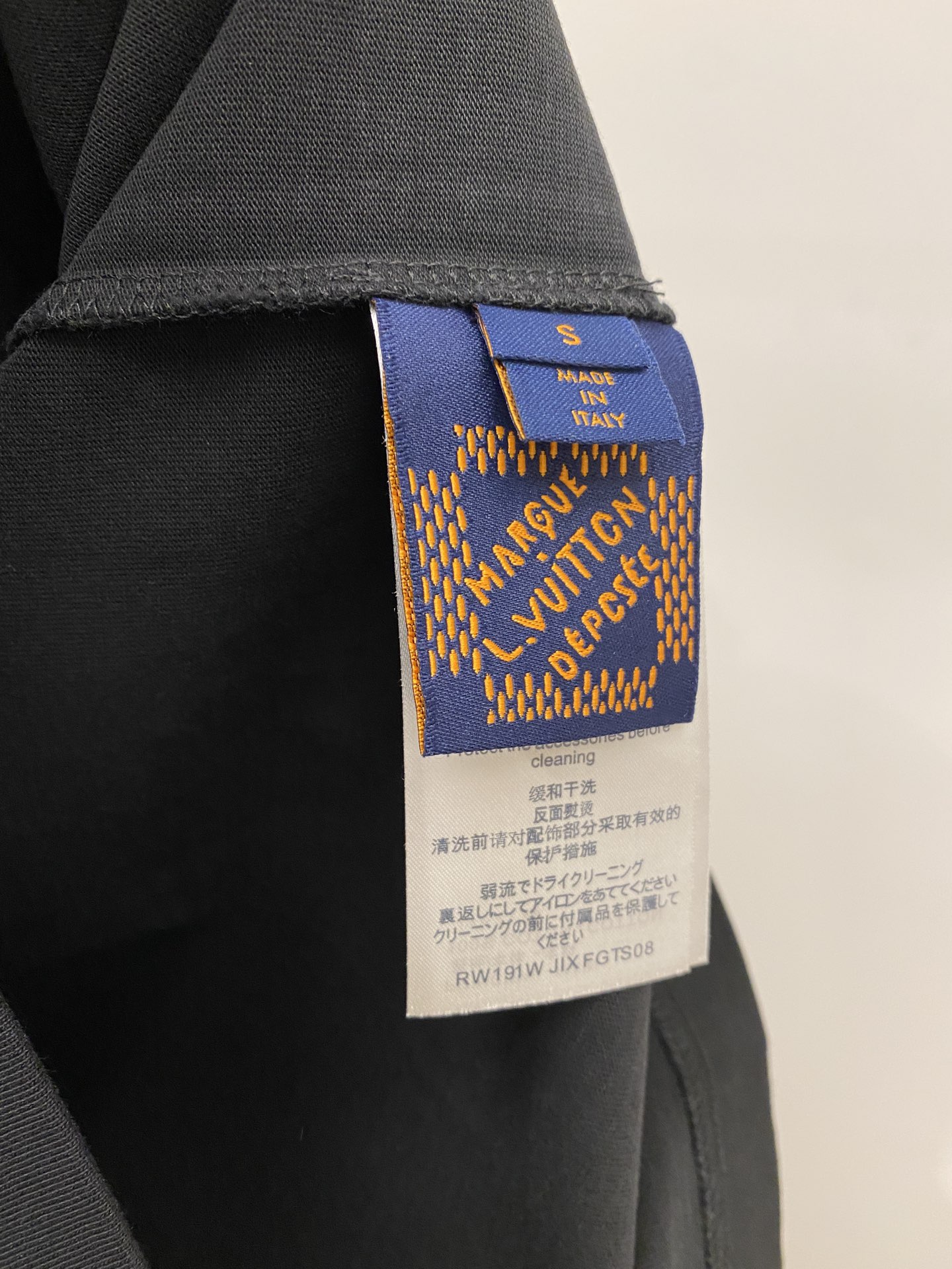 支持年后退换！路易威登、2025最新款短袖T恤，帅气时尚，胸前精致刺绣字母图案logo，简约百搭款。面料