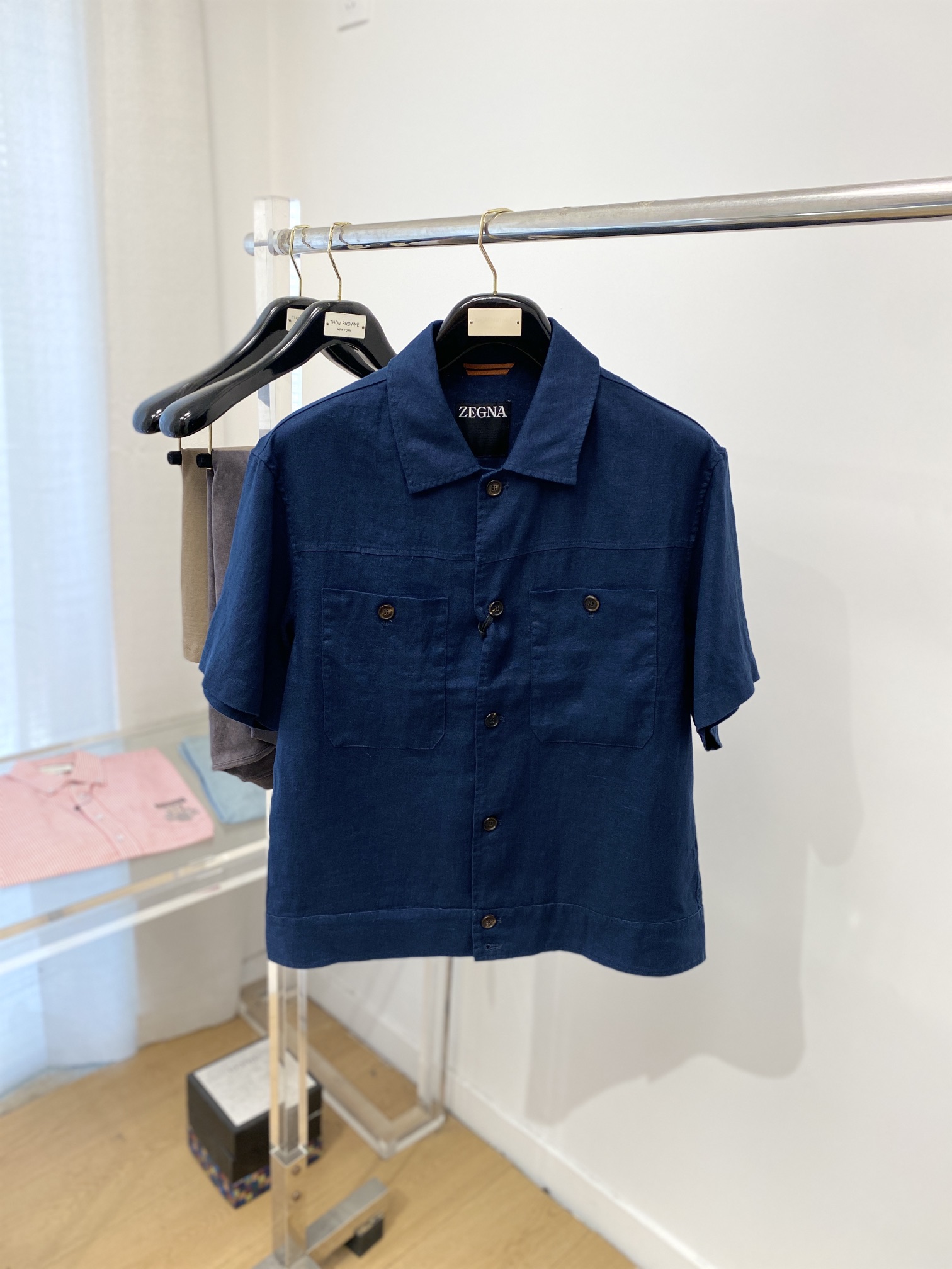 NO:120337,The main recommendation is Zenia, 2025 new short-sleeved shirt to create a sense of fashion art, three-dimensional tailoring and slim fit, the upper body effect is very handsome, slightly highlighting the taste, the overall details can be compared, and the effect is very stylish M-3XL, zegna,shirts,T-shirt,alexander wang19860909主推 杰尼亚、2025新款短袖衬衫 打造时装艺术感,立体剪裁修身版型,上身效果很帅气,微彰显品位,整体细节可以对比、效果非常有型码数M-3XL,,zegna,shirts,T-shirt,alexander wang,Men's clothing