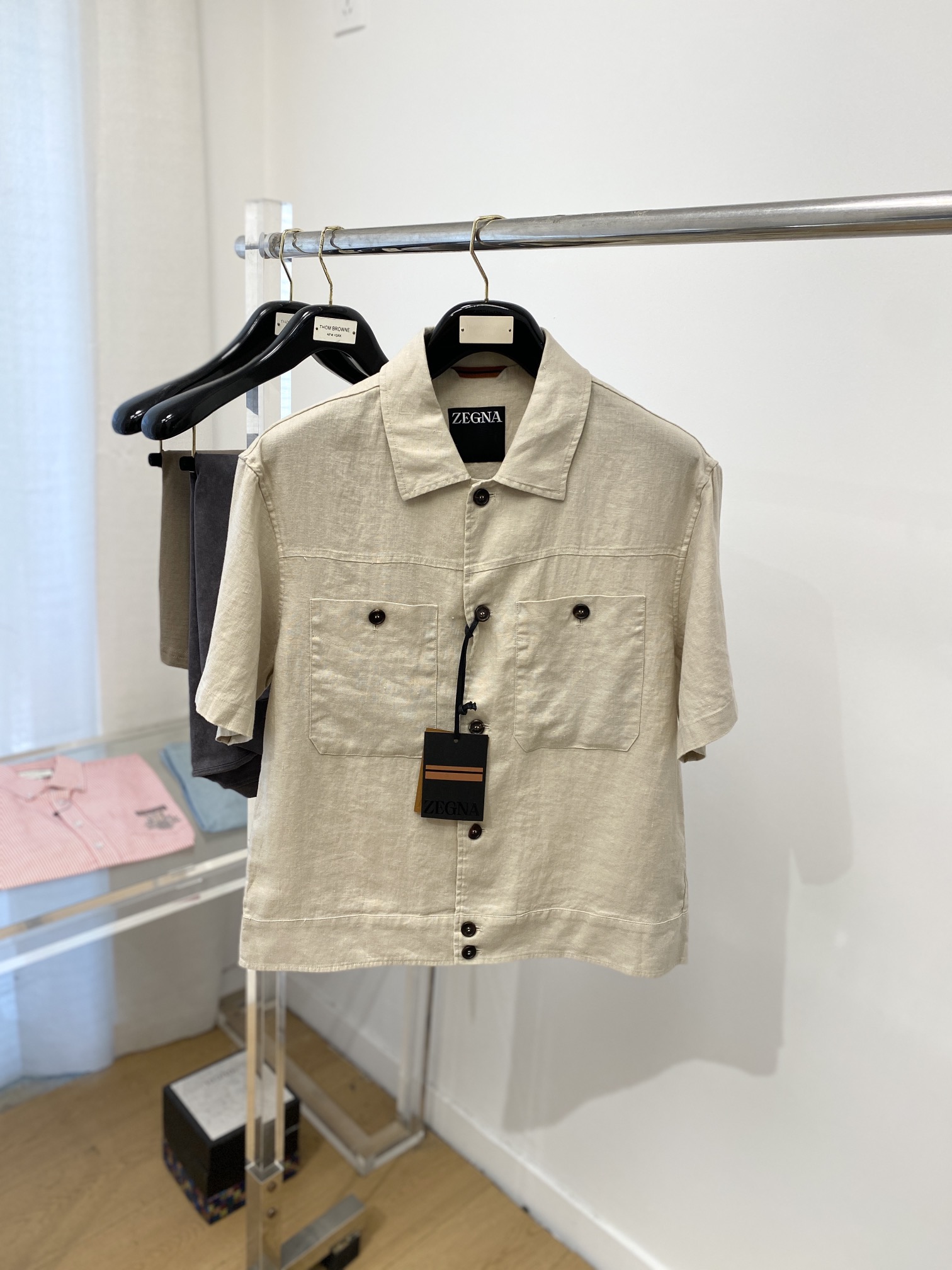 NO:120335,The main recommendation is Zenia, 2025 new short-sleeved shirt to create a sense of fashion art, three-dimensional tailoring and slim fit, the upper body effect is very handsome, slightly highlighting the taste, the overall details can be compared, and the effect is very stylish M-3XL, zegna,shirts,T-shirt,alexander wang19860909主推 杰尼亚、2025新款短袖衬衫 打造时装艺术感,立体剪裁修身版型,上身效果很帅气,微彰显品位,整体细节可以对比、效果非常有型码数M-3XL,,zegna,shirts,T-shirt,alexander wang,Men's clothing