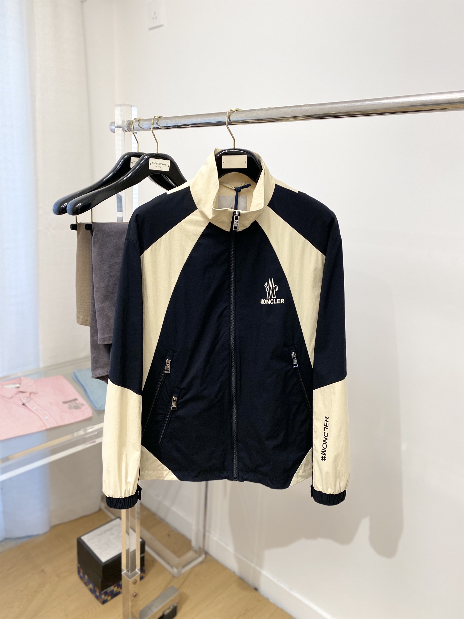 NO:120359,Mainly recommended: hooded cover, 2025 new jacket jacket, fashionable and handsome, simple and versatile style, top printed letter pattern logo on the chest, customized original fabric, not only crisp, maintains the trendy silhouette, and is comfortable to wear, with more delicate yarn, M-3XL, Moncler, jackets & coats, jackets & coats, alexander wang19860909主推 蒙口、2025新品夹克外套,时尚帅气,简约百搭款,胸前顶级印花字母图案logo,定制原版面料,不仅挺括,保持潮流的廓形,又穿着舒适,纱织更细腻,码数M-3XL,,Moncler,jackets & coats,jackets & coats,alexander wang,Men's clothing