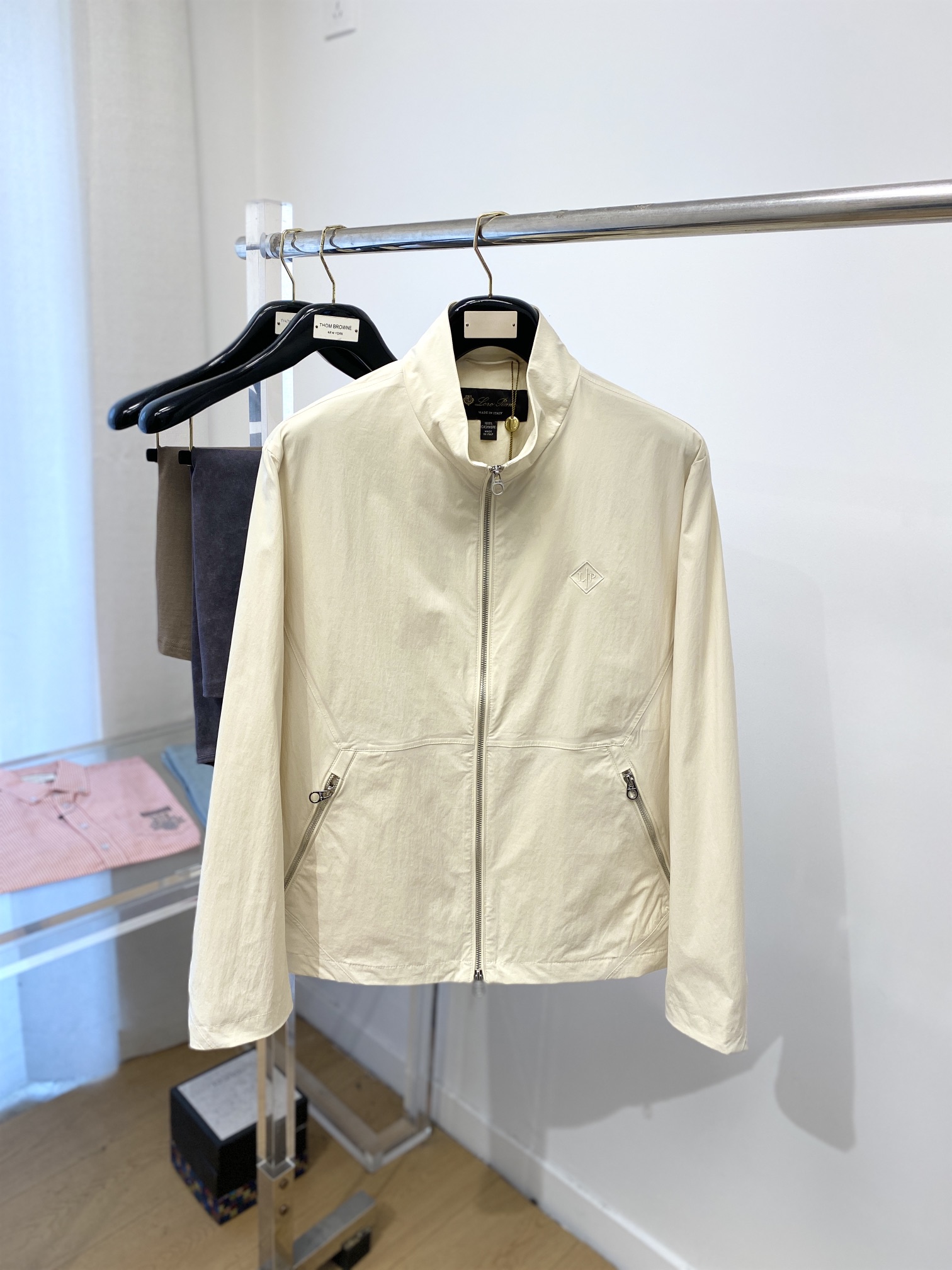 NO:120331,Mainly recommended LP, 2025 new jacket jacket, fashionable and handsome, simple and versatile style, exquisite embroidered letter logo on the chest, customized original fabric, not only crisp, maintains the trendy silhouette, and is comfortable to wear, with more delicate yarn, M-3XL, loro piano, jackets & coats, jackets & coats, alexander wang19860909主推 LP、2025新品夹克外套,时尚帅气,简约百搭款,胸前精致刺绣字母logo,定制原版面料,不仅挺括,保持潮流的廓形,又穿着舒适,纱织更细腻,码数M-3XL,,loro piana,jackets & coats,jackets & coats,alexander wang,Men's clothing