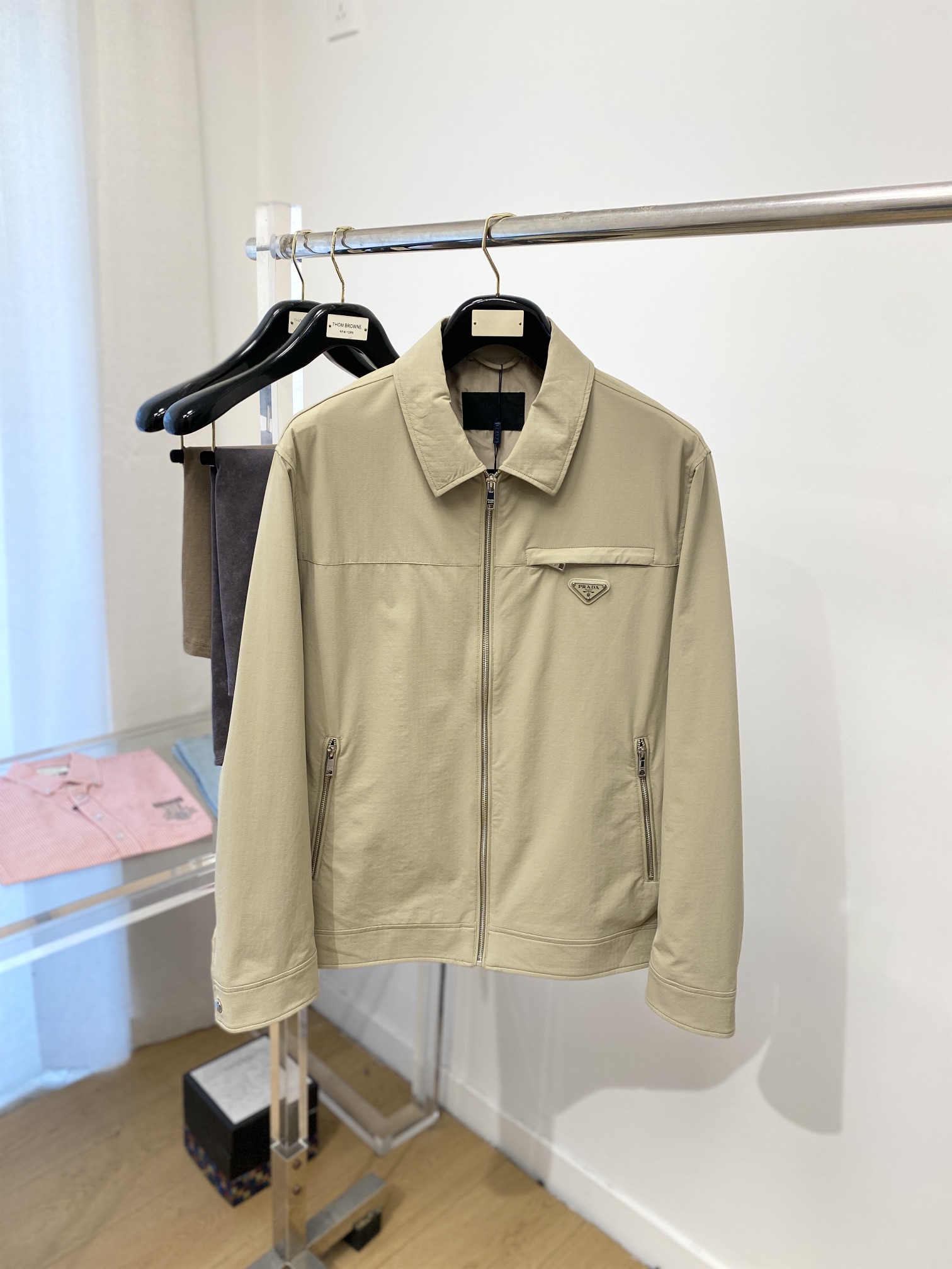 NO:120328,Mainly recommended Prada, 2025 new jacket jacket, fashionable and handsome, simple and versatile style, chest hardware decorative triangle logo, customized original fabric, not only crisp, maintains the trendy silhouette, and is comfortable to wear, the yarn weaving is more delicate, the number M-3XL, prada, jackets & coats, jackets & coats, alexander wang19860909主推 普拉达、2025新品夹克外套,时尚帅气,简约百搭款,胸前五金装饰三角标logo,定制原版面料,不仅挺括,保持潮流的廓形,又穿着舒适,纱织更细腻,码数M-3XL,,prada,jackets & coats,jackets & coats,alexander wang,Men's clothing