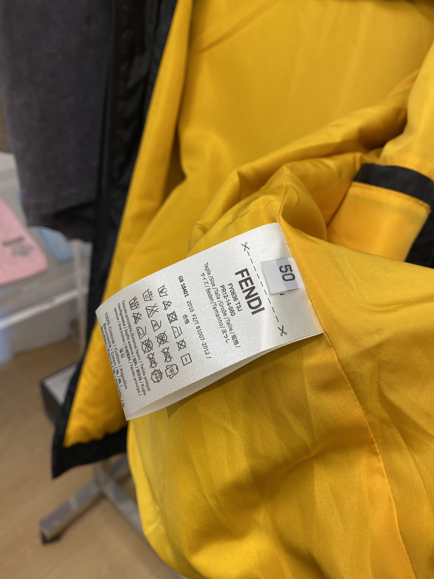 芬迪、2025新品夹克外套，时尚帅气，简约百搭款，顶级数码定位印花字母logo，定制原版面料，不仅挺括，