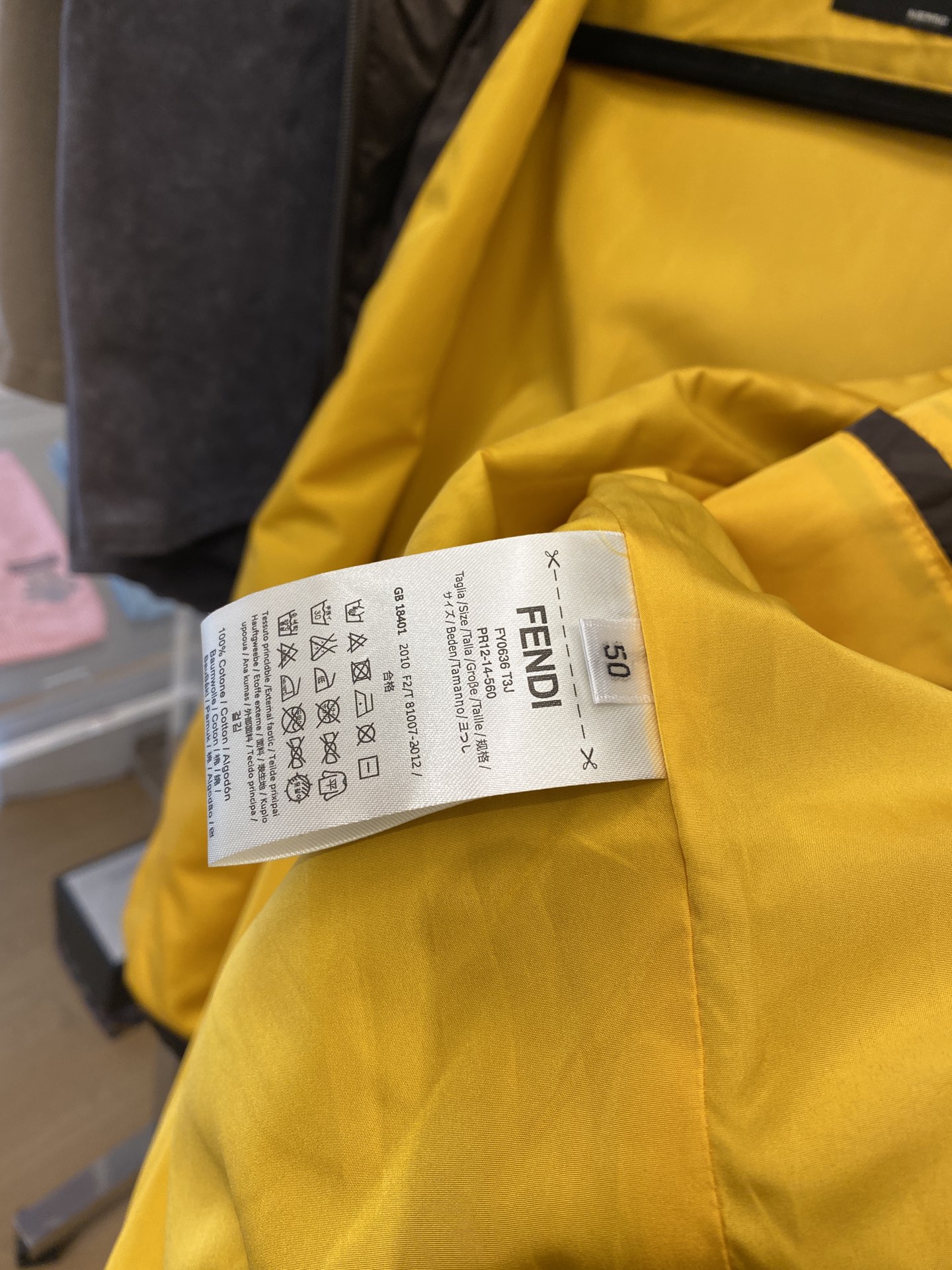 芬迪、2025新品夹克外套，时尚帅气，简约百搭款，顶级数码定位印花字母logo，定制原版面料，不仅挺括，