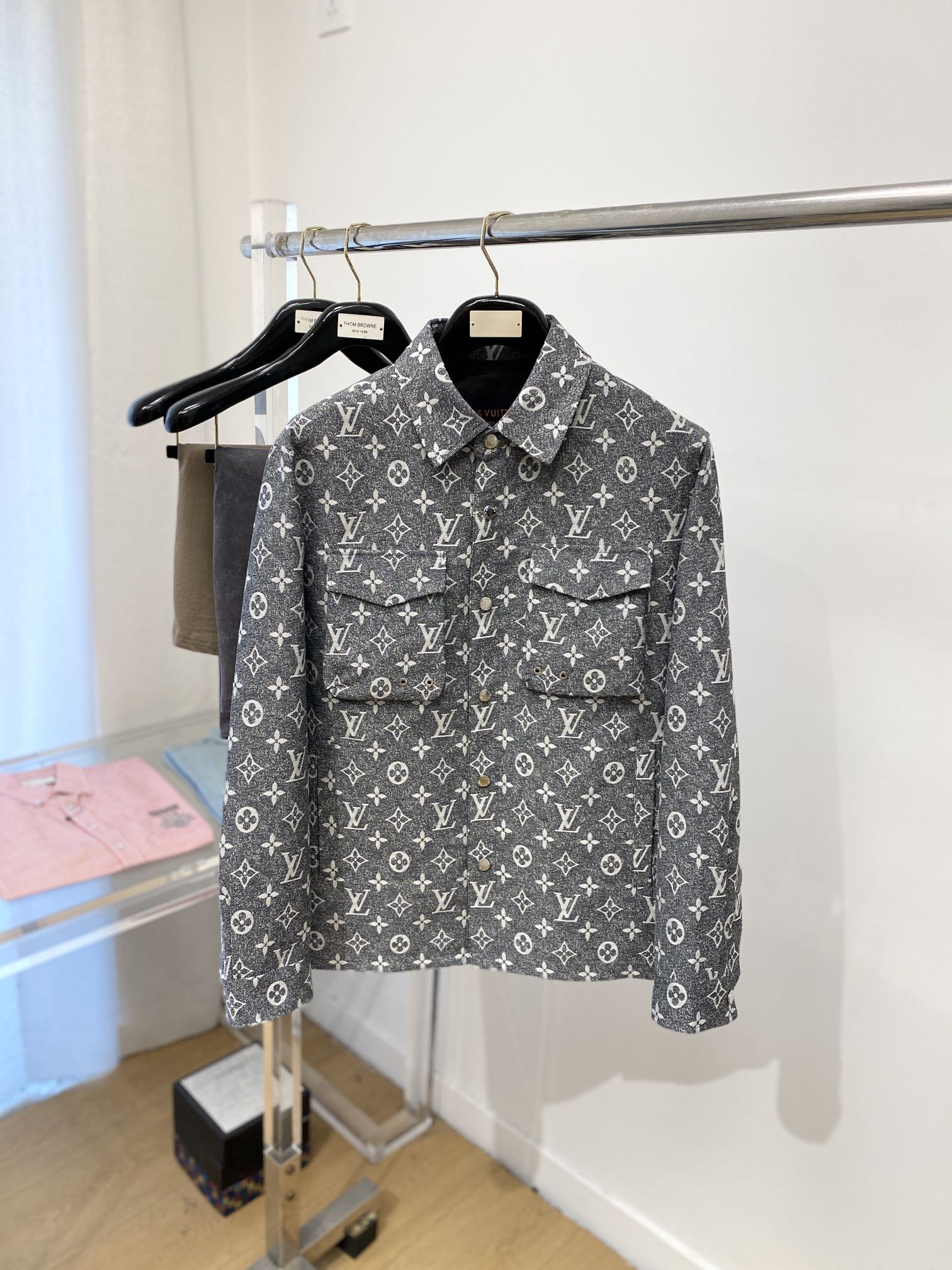 NO:121737,Louis Vuitton, 2025 new denim jacket, fashionable and handsome, simple and versatile, top digital positioning and fixed pattern letter logo, customized original fabric, not only crisp, maintains the trendy silhouette, and is comfortable to wear, and the yarn is more delicate, code M-3XL,, louis vuitton, jackets & coats, jackets & coats, alexander wang19860909路易威登、2025新品牛仔夹克外套,时尚帅气,简约百搭款,顶级数码定位定织图案字母logo,定制原版面料,不仅挺括,保持潮流的廓形,又穿着舒适,纱织更细腻,码数M-3XL,,louis vuitton,jackets & coats,jackets & coats,alexander wang,Men's clothing