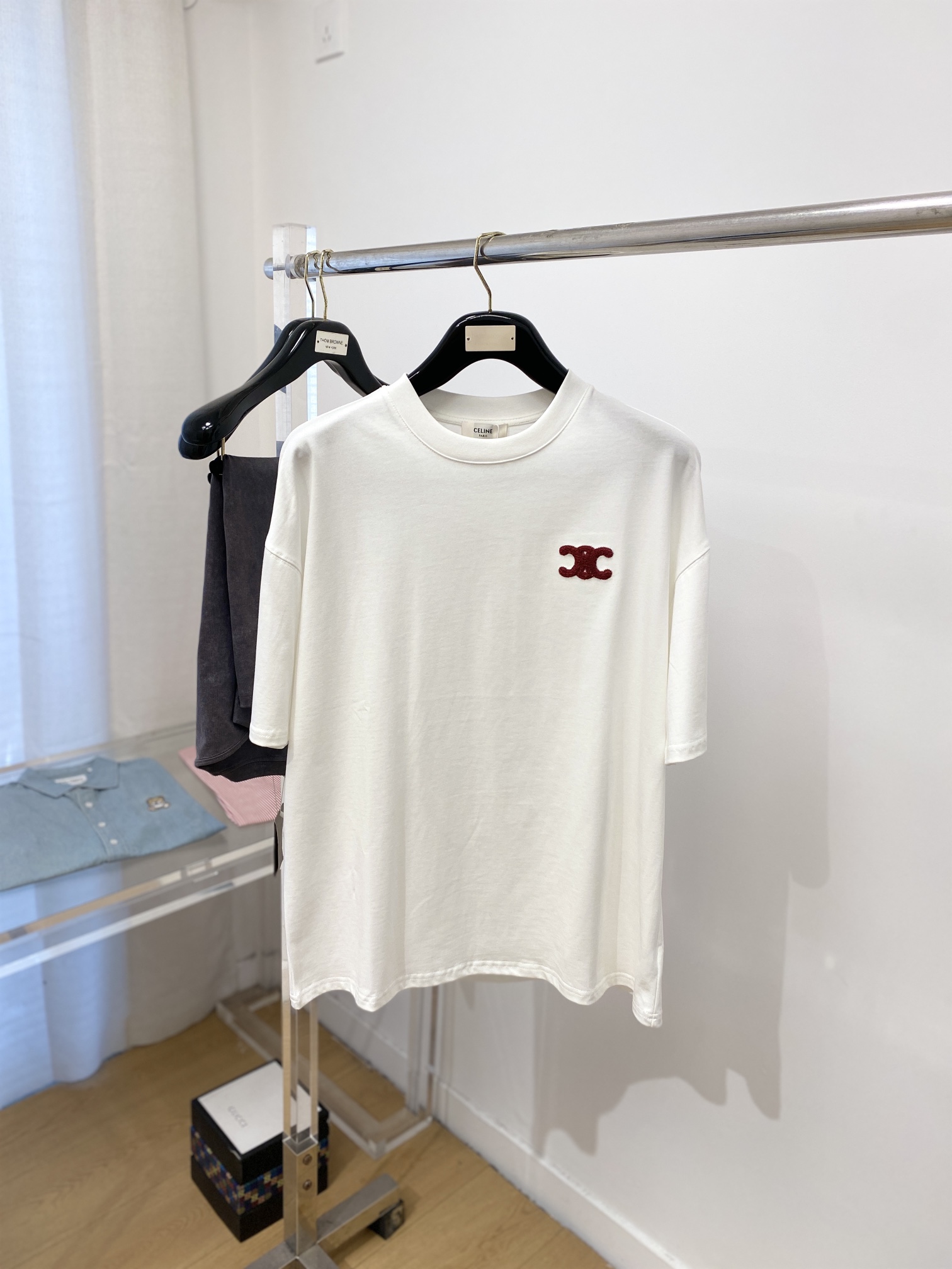 NO:116792,Celine, the latest short-sleeved T-shirt, handsome and fashionable, exquisite embroidered pattern logo on the chest, simple and versatile style. Fabric cotton is not only crisp, maintains a fashionable silhouette, but also comfortable to wear, and the yarn is more delicate, S-XL, celine, celine, T-shirt, tees, t-shirt, alexander wang19860909Celine 赛琳、最新款短袖T恤,帅气时尚,胸前精致刺绣图案logo,简约百搭款.面料棉 不仅挺括,保持潮流的廓形,又穿着舒适,纱织更细腻,码数S-XL,,celine,celine,T-shirt,tees，t-shirt,alexander wang,Men's clothing