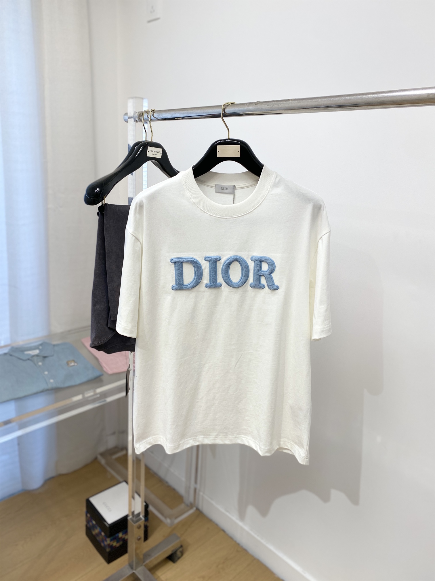 NO:116767,Dior, the latest short-sleeved T-shirt, handsome and fashionable, exquisite embroidered decorative letter logo on the chest, simple and versatile style. The fabric cotton is not only crisp, maintains the trendy silhouette, but also comfortable to wear, and the yarn is more delicate, S-XL,,dior, T-shirt,tees, t-shirt,alexander wang19860909迪奥、最新款短袖T恤,帅气时尚,胸前精致刺绣装饰字母logo,简约百搭款.面料棉 不仅挺括,保持潮流的廓形,又穿着舒适,纱织更细腻,码数S-XL,,dior,T-shirt,tees，t-shirt,alexander wang,Men's clothing