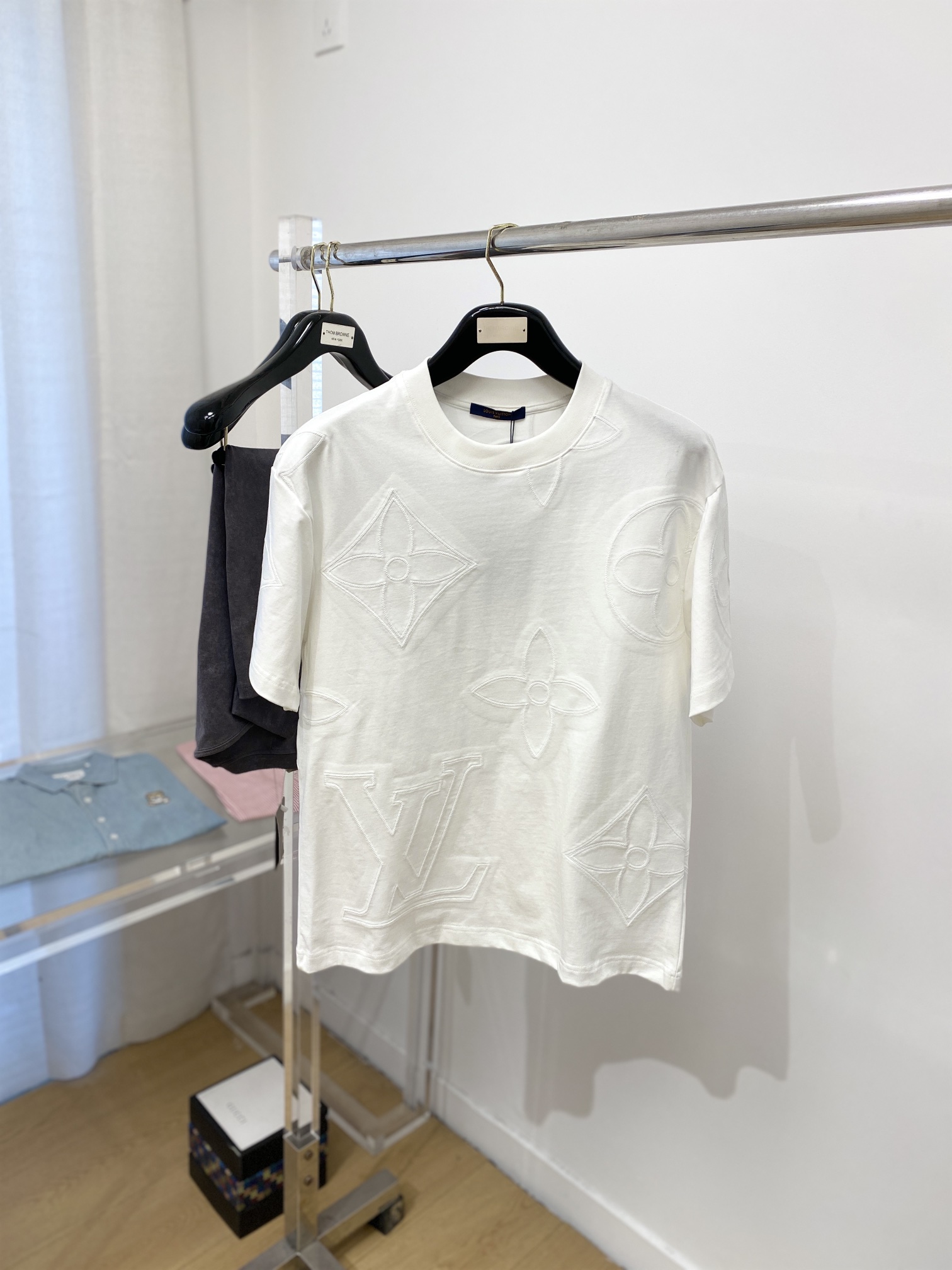 NO:116770,Louis Vuitton, the latest short-sleeved T-shirt, handsome and fashionable, top digital positioned embroidered pattern letter logo, simple and versatile style. Fabric cotton is not only crisp, maintains the trendy silhouette, and is comfortable to wear, and the yarn is more delicate. S-XL, louis vuitton, T-shirt, tees, t-shirt, alexander wang19860909路易威登、最新款短袖T恤,帅气时尚,顶级数码定位刺绣图案字母logo,简约百搭款.面料棉 不仅挺括,保持潮流的廓形,又穿着舒适,纱织更细腻,码数S-XL,,louis vuitton,T-shirt,tees，t-shirt,alexander wang,Men's clothing