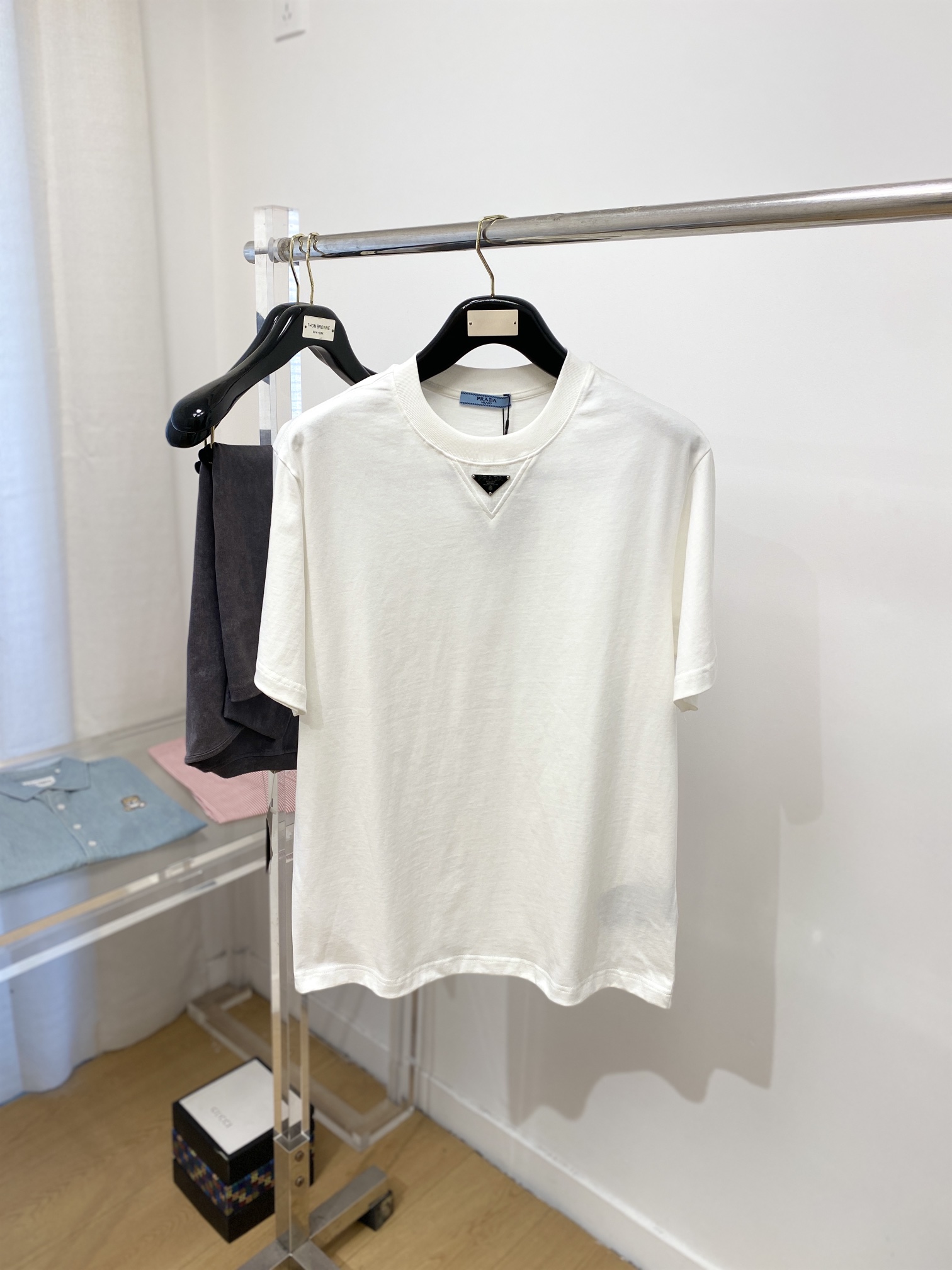 NO:116773,Prada, the latest short-sleeved T-shirt, handsome and fashionable, chest hardware decorative triangle logo, simple and versatile style. Fabric cotton is not only crisp, maintains the trendy silhouette, but also comfortable to wear, and the yarn is more delicate, S-XL, prada, T-shirt, tees, t-shirt, alexander wang19860909普拉达、最新款短袖T恤,帅气时尚,胸口五金装饰三角标logo,简约百搭款.面料棉 不仅挺括,保持潮流的廓形,又穿着舒适,纱织更细腻,码数S-XL,,prada,T-shirt,tees，t-shirt,alexander wang,Men's clothing