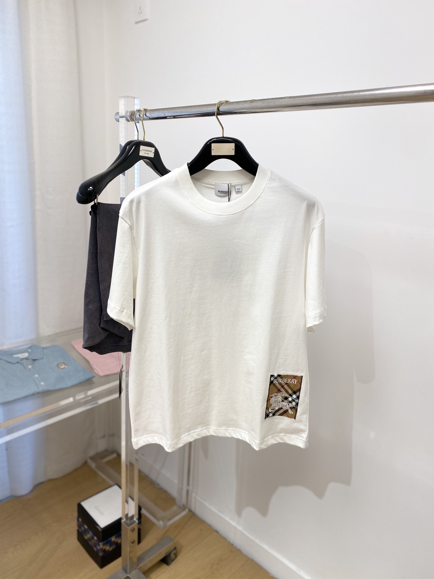 NO:116776,Burberry, the latest short-sleeved T-shirt, handsome and fashionable, exquisite embroidered pattern letter logo under the clothes, simple and versatile style. The fabric cotton is not only crisp, maintains the trendy silhouette, but also comfortable to wear, and the yarn is more delicate, S-XL, burberry, T-shirt, tees, t-shirt, alexander wang19860909巴宝莉、最新款短袖T恤,帅气时尚,衣下精致刺绣图案字母logo,简约百搭款.面料棉 不仅挺括,保持潮流的廓形,又穿着舒适,纱织更细腻,码数S-XL,,burberry,T-shirt,tees，t-shirt,alexander wang,Men's clothing