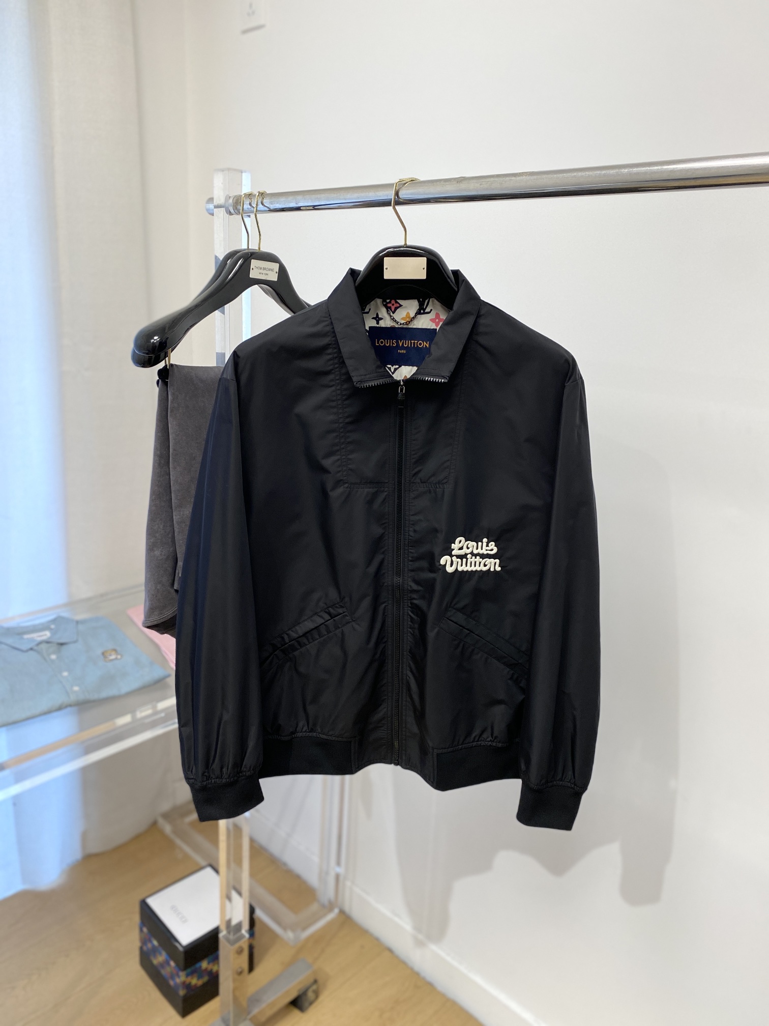 NO:120348,Mainly recommended Louis Vuitton, 2025 new jacket jacket, fashionable and handsome, simple and versatile style, exquisite embroidered letter logo under the clothes, customized original fabric, not only crisp, maintains the trendy silhouette, and is comfortable to wear, with more delicate yarn, M-3XL,, louis vuitton, jackets & coats, jackets & coats, alexander wang19860909主推 路易威登、2025新品夹克外套,时尚帅气,简约百搭款,衣下精致刺绣字母logo,定制原版面料,不仅挺括,保持潮流的廓形,又穿着舒适,纱织更细腻,码数M-3XL,,louis vuitton,jackets & coats,jackets & coats,alexander wang,Men's clothing