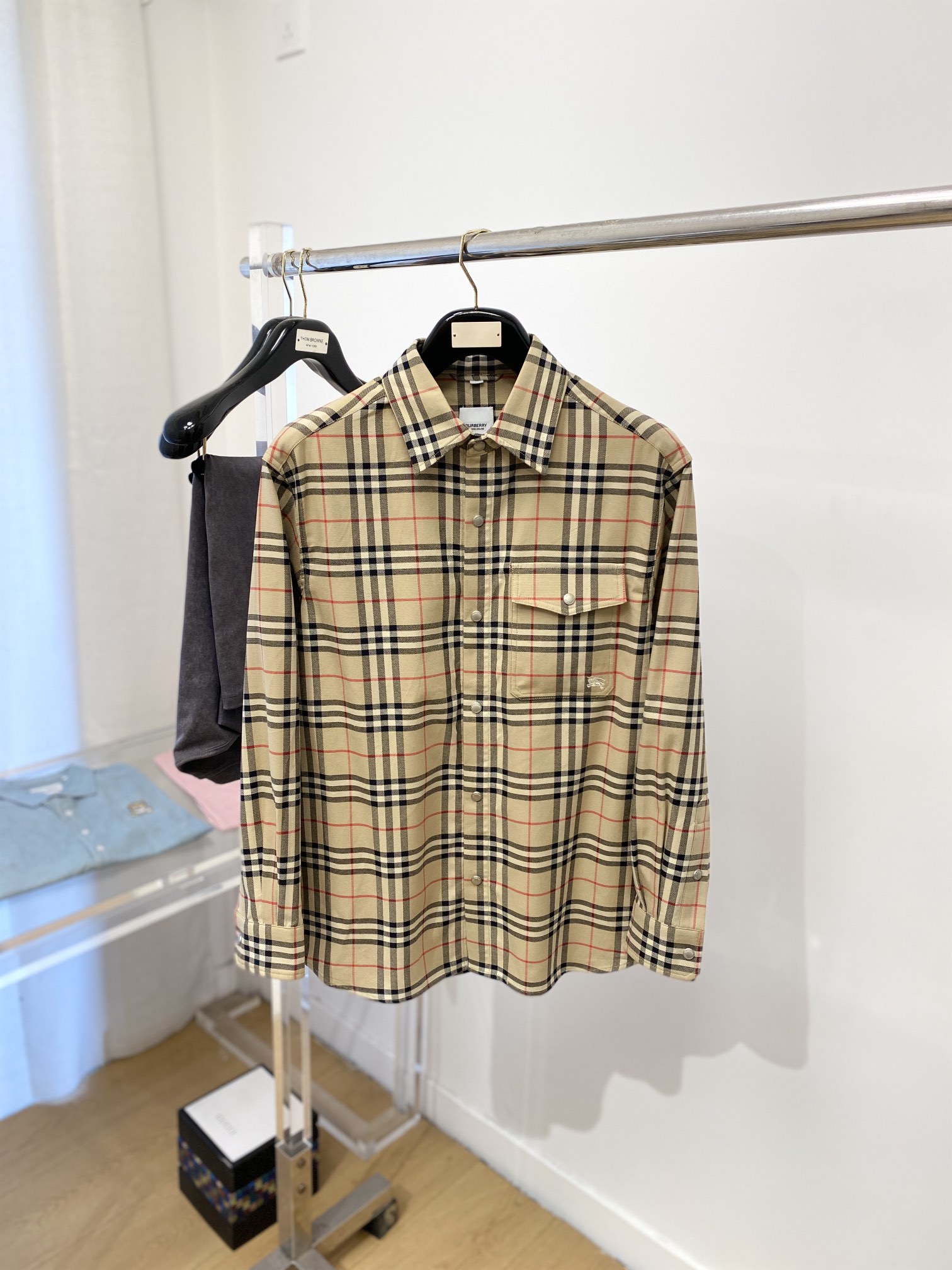 NO:120352,Mainly recommended Burberry, 2025 new shirt jacket, fashionable and handsome, simple and versatile style, exquisite embroidery pattern logo under the clothes, customized original fabric, not only crisp, maintains the trendy silhouette, and is comfortable to wear, and the yarn is more delicate, the number M-3XL, burberry, jackets & coats, shirts, alexander wang19860909主推 巴宝莉、2025新品衬衫外套,时尚帅气,简约百搭款,衣下精致刺绣图案logo,定制原版面料,不仅挺括,保持潮流的廓形,又穿着舒适,纱织更细腻,码数M-3XL,,burberry,jackets & coats,shirts,alexander wang,Men's clothing