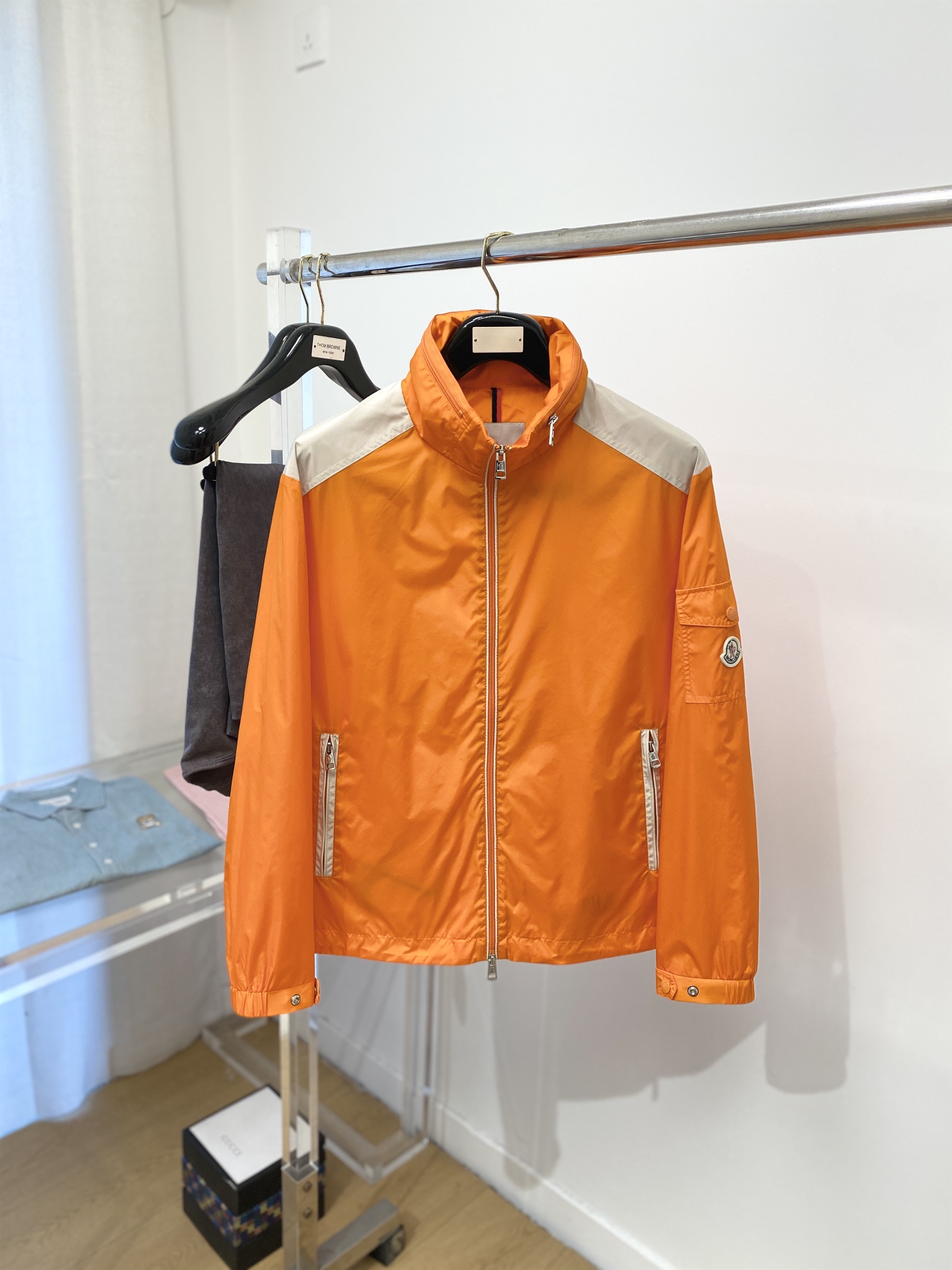 NO:116759,The cover, new jacket, fashionable and handsome, simple and versatile style, cuff embroidery decorative pattern logo, customized original fabric, not only crisp, maintains the trendy silhouette, and is comfortable to wear, and the yarn is more delicate, the number M-3XL, Moncler, jackets & coats, jackets & coats, alexander wang19860909蒙口、新品夹克外套,时尚帅气,简约百搭款,袖口刺绣装饰图案logo,定制原版面料,不仅挺括,保持潮流的廓形,又穿着舒适,纱织更细腻,码数M-3XL,,Moncler,jackets & coats,jackets & coats,alexander wang,Men's clothing