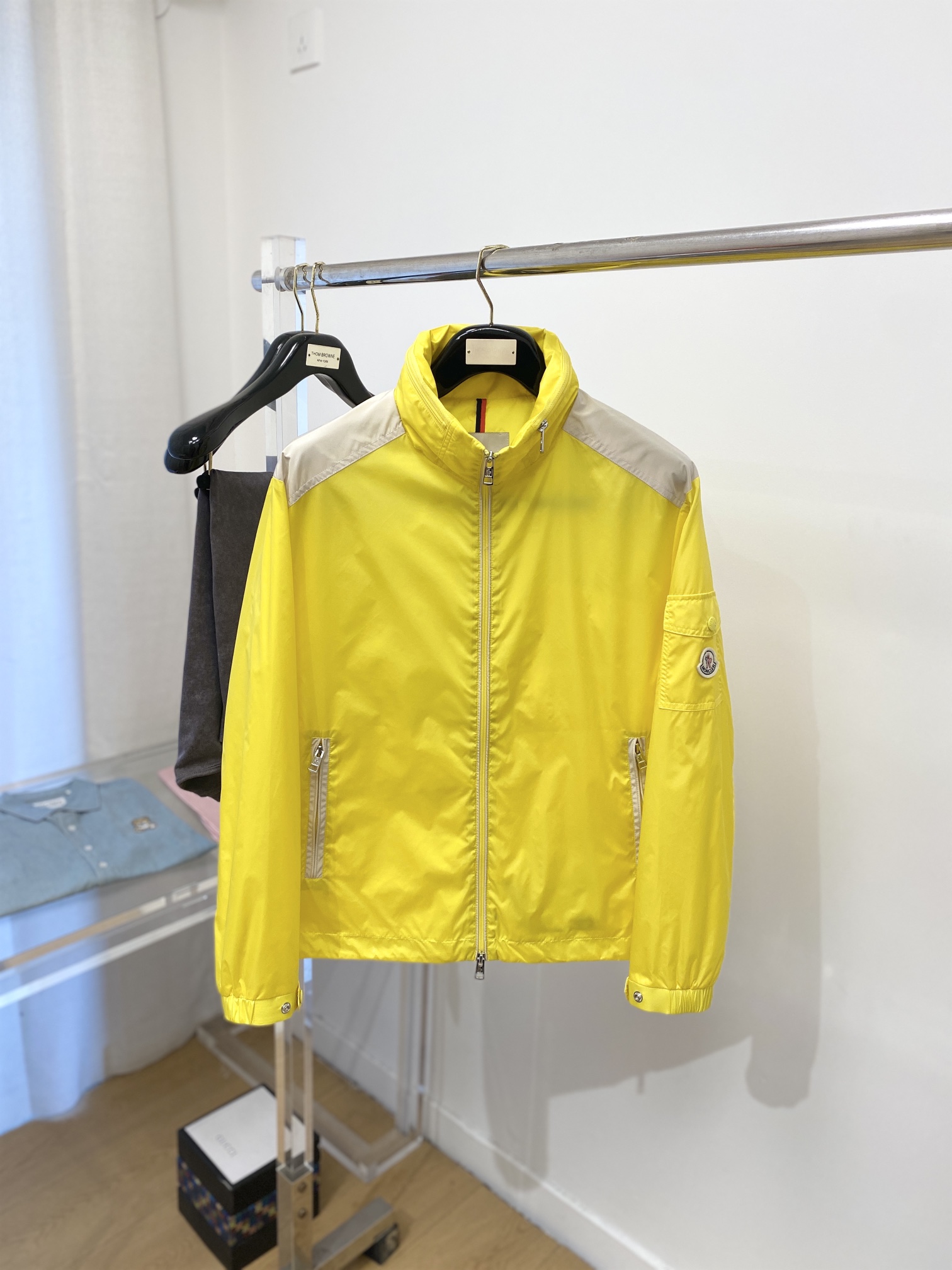 NO:120354,Mainly recommended: cloaked, 2025 new jacket jacket, fashionable and handsome, simple and versatile style, cuff embroidery decorative pattern logo, customized original fabric, not only crisp, maintains a fashionable silhouette, and is comfortable to wear, with more delicate yarn, M-3XL, Moncler, jackets & coats, jackets & coats, alexander wang19860909主推 蒙口、2025新品夹克外套,时尚帅气,简约百搭款,袖口刺绣装饰图案logo,定制原版面料,不仅挺括,保持潮流的廓形,又穿着舒适,纱织更细腻,码数M-3XL,,Moncler,jackets & coats,jackets & coats,alexander wang,Men's clothing