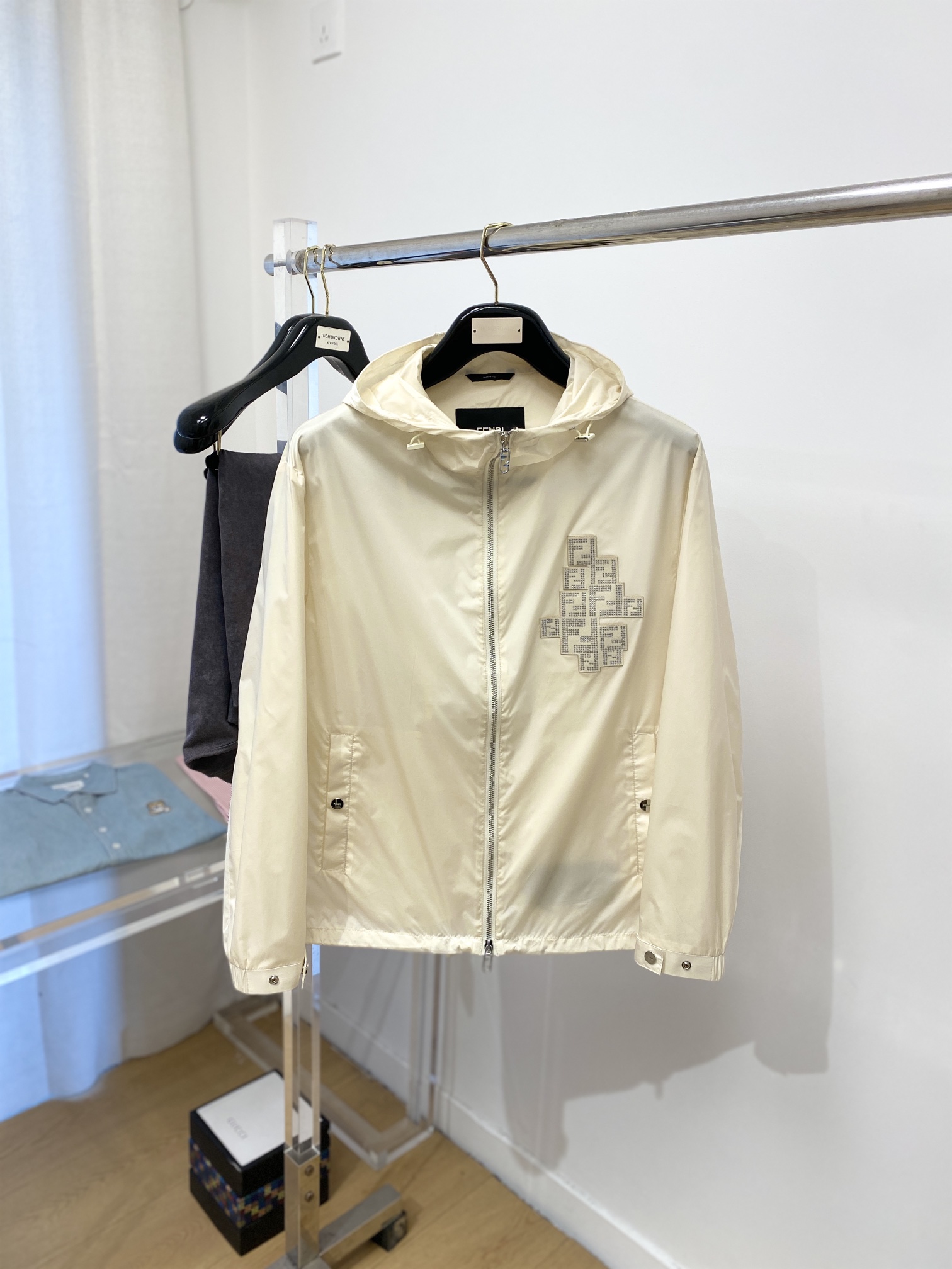 NO:120356,Mainly recommended Fendi, 2025 new jacket jacket, fashionable and handsome, simple and versatile style, chest embroidery decorative letter logo, customized original fabric, not only crisp, maintains the trendy silhouette, and is comfortable to wear, the yarn weaving is more delicate, the number M-3XL, fendi, jackets & coats, jackets & coats, alexander wang19860909主推 芬迪、2025新品夹克外套,时尚帅气,简约百搭款,胸前刺绣装饰字母logo,定制原版面料,不仅挺括,保持潮流的廓形,又穿着舒适,纱织更细腻,码数M-3XL,,fendi,jackets & coats,jackets & coats,alexander wang,Men's clothing