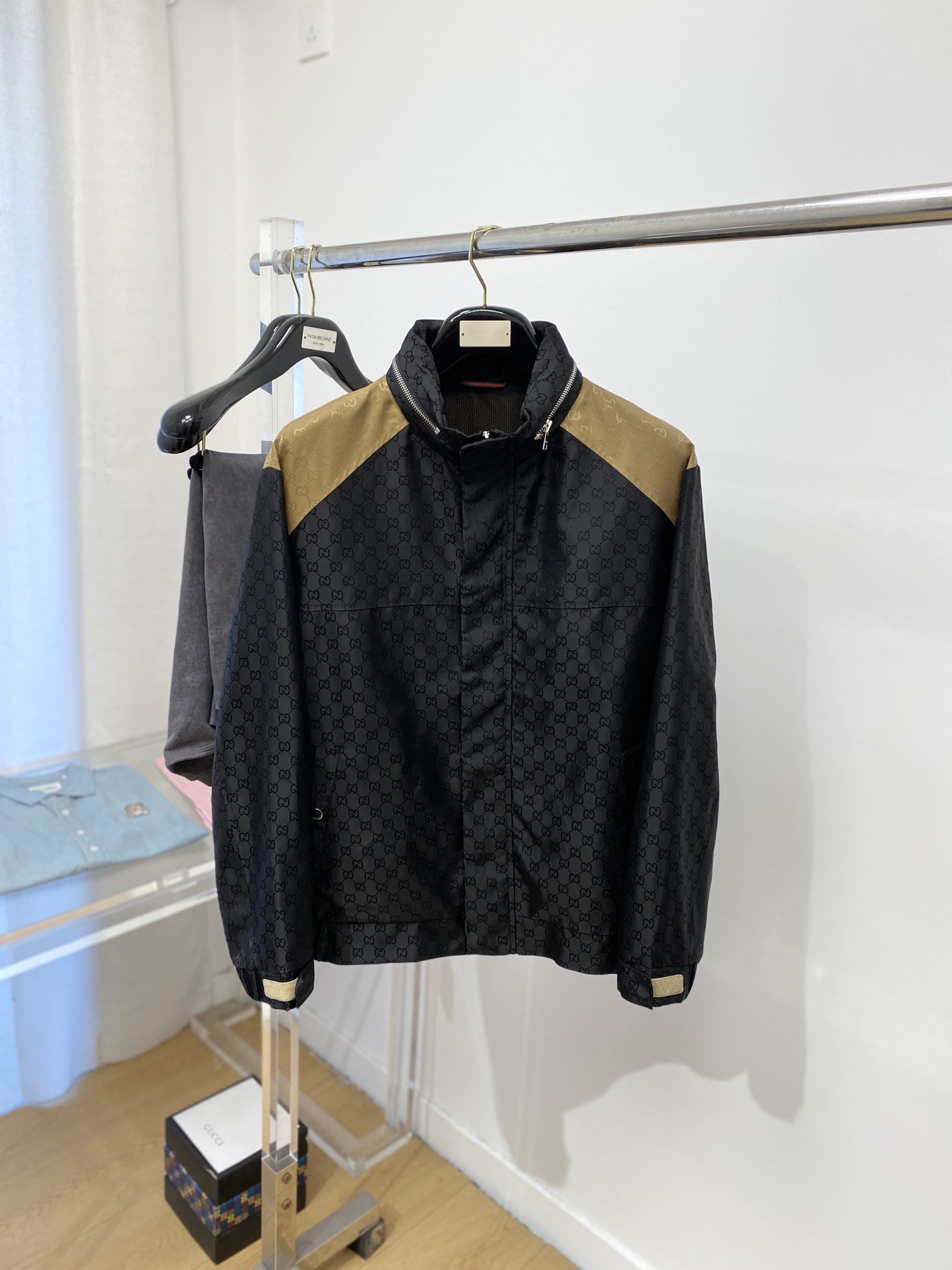 NO:120360,Mainly recommended Guqi, 2025 new jacket jacket, fashionable and handsome, simple and versatile, top digital positioned printed letter logo, customized original fabric, not only crisp, maintains the trendy silhouette, and is comfortable to wear, and the yarn is more delicate, code M-3XL,, jackets & coats, jackets & coats, alexander wang19860909主推 古奇、2025新品夹克外套,时尚帅气,简约百搭款,顶级数码定位印花字母logo,定制原版面料,不仅挺括,保持潮流的廓形,又穿着舒适,纱织更细腻,码数M-3XL,,jackets & coats,jackets & coats,alexander wang,Men's clothing