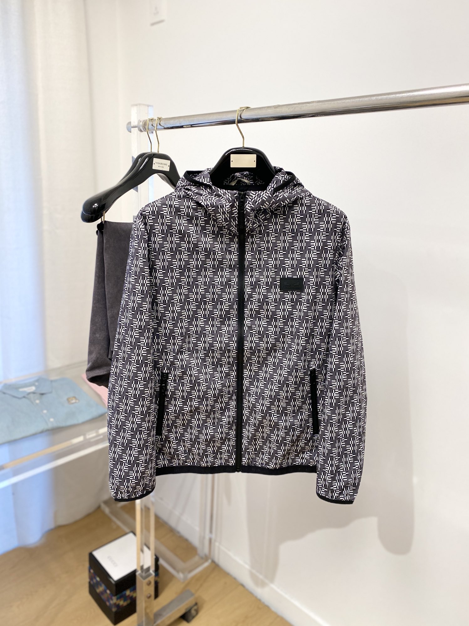 NO:120362,Mainly recommended Fendi, 2025 new jacket jacket, fashionable and handsome, simple and versatile style, chest embroidery decorative pattern logo, customized original fabric, not only crisp, maintains a fashionable silhouette, and is comfortable to wear, with more delicate yarn, M-3XL, fendi, jackets & coats, jackets & coats, alexander wang19860909主推 芬迪、2025新品夹克外套,时尚帅气,简约百搭款,胸前刺绣装饰图案logo,定制原版面料,不仅挺括,保持潮流的廓形,又穿着舒适,纱织更细腻,码数M-3XL,,fendi,jackets & coats,jackets & coats,alexander wang,Men's clothing