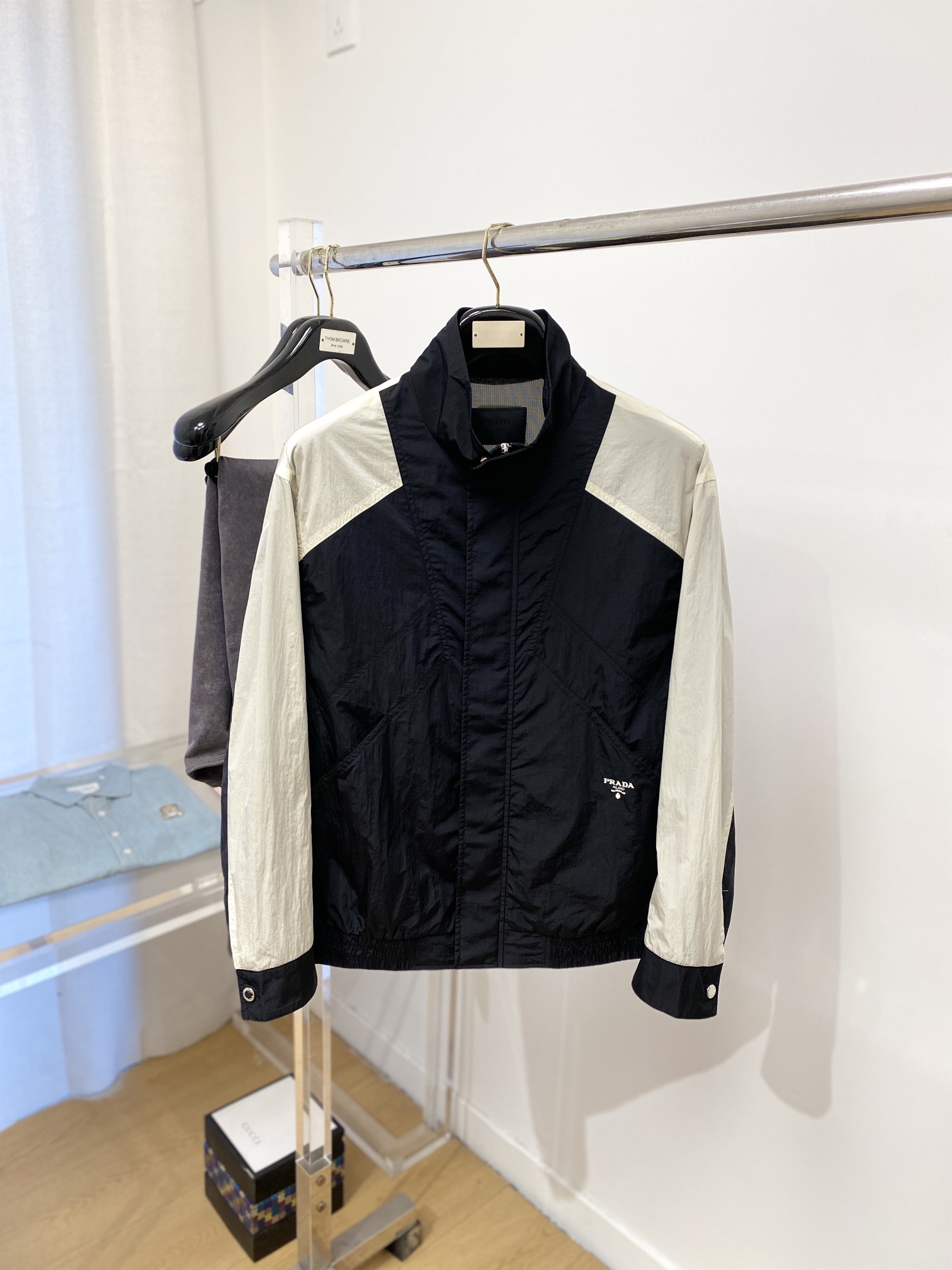 NO:120364,Mainly recommended Prada, 2025 new jacket jacket, fashionable and handsome, simple and versatile style, exquisite embroidered letter logo under the clothes, customized original fabric, not only crisp, maintains the trendy silhouette, and is comfortable to wear, the yarn weaving is more delicate, the number M-3XL, prada, jackets & coats, jackets & coats, alexander wang19860909主推 普拉达、2025新品夹克外套,时尚帅气,简约百搭款,衣下精致刺绣字母logo,定制原版面料,不仅挺括,保持潮流的廓形,又穿着舒适,纱织更细腻,码数M-3XL,,prada,jackets & coats,jackets & coats,alexander wang,Men's clothing