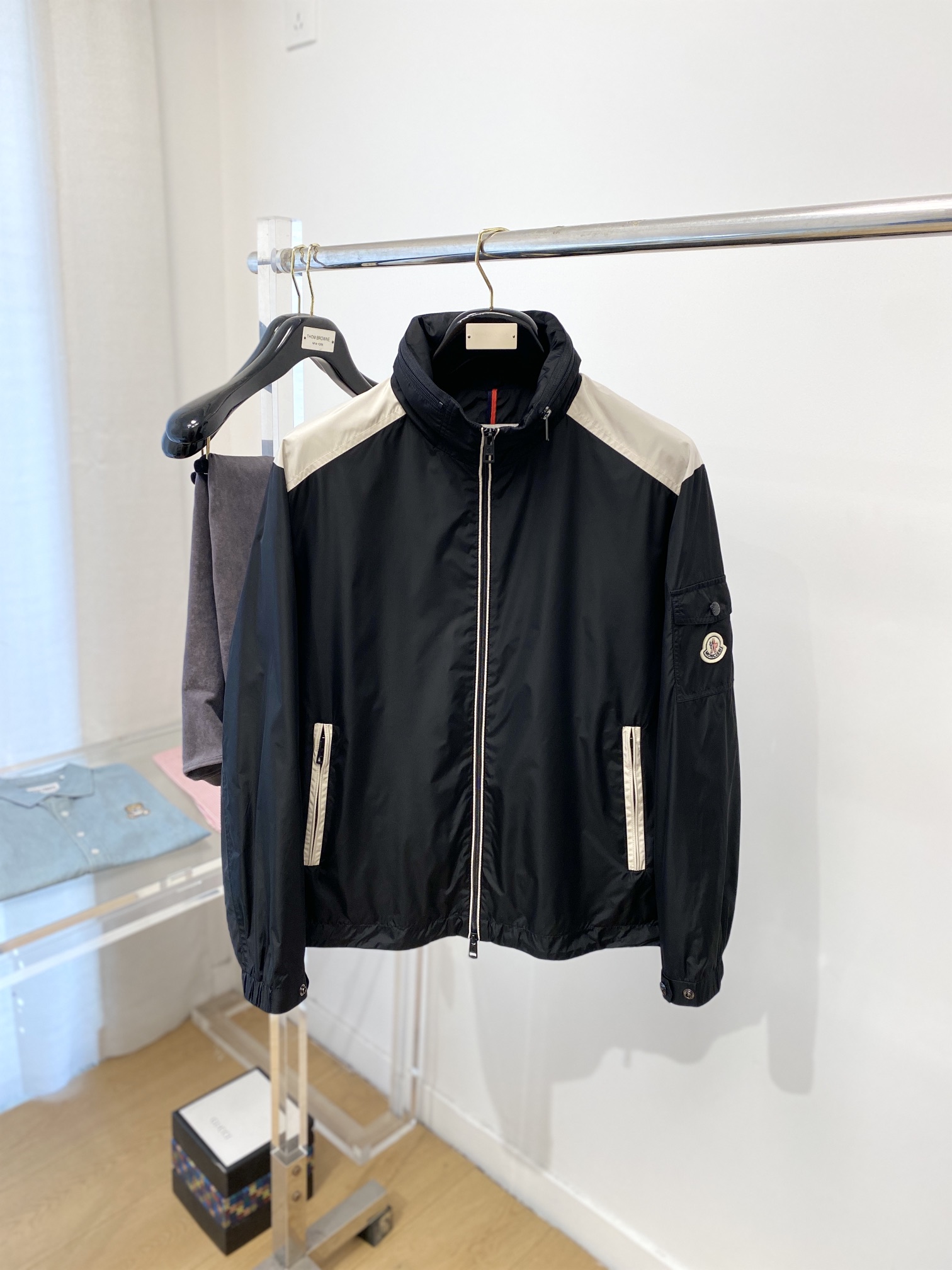 NO:120345,Mainly recommended: cloaked, 2025 new jacket jacket, fashionable and handsome, simple and versatile style, cuff embroidery decorative pattern logo, customized original fabric, not only crisp, maintains a fashionable silhouette, and is comfortable to wear, with more delicate yarn, M-3XL, Moncler, jackets & coats, jackets & coats, alexander wang19860909主推 蒙口、2025新品夹克外套,时尚帅气,简约百搭款,袖口刺绣装饰图案logo,定制原版面料,不仅挺括,保持潮流的廓形,又穿着舒适,纱织更细腻,码数M-3XL,,Moncler,jackets & coats,jackets & coats,alexander wang,Men's clothing