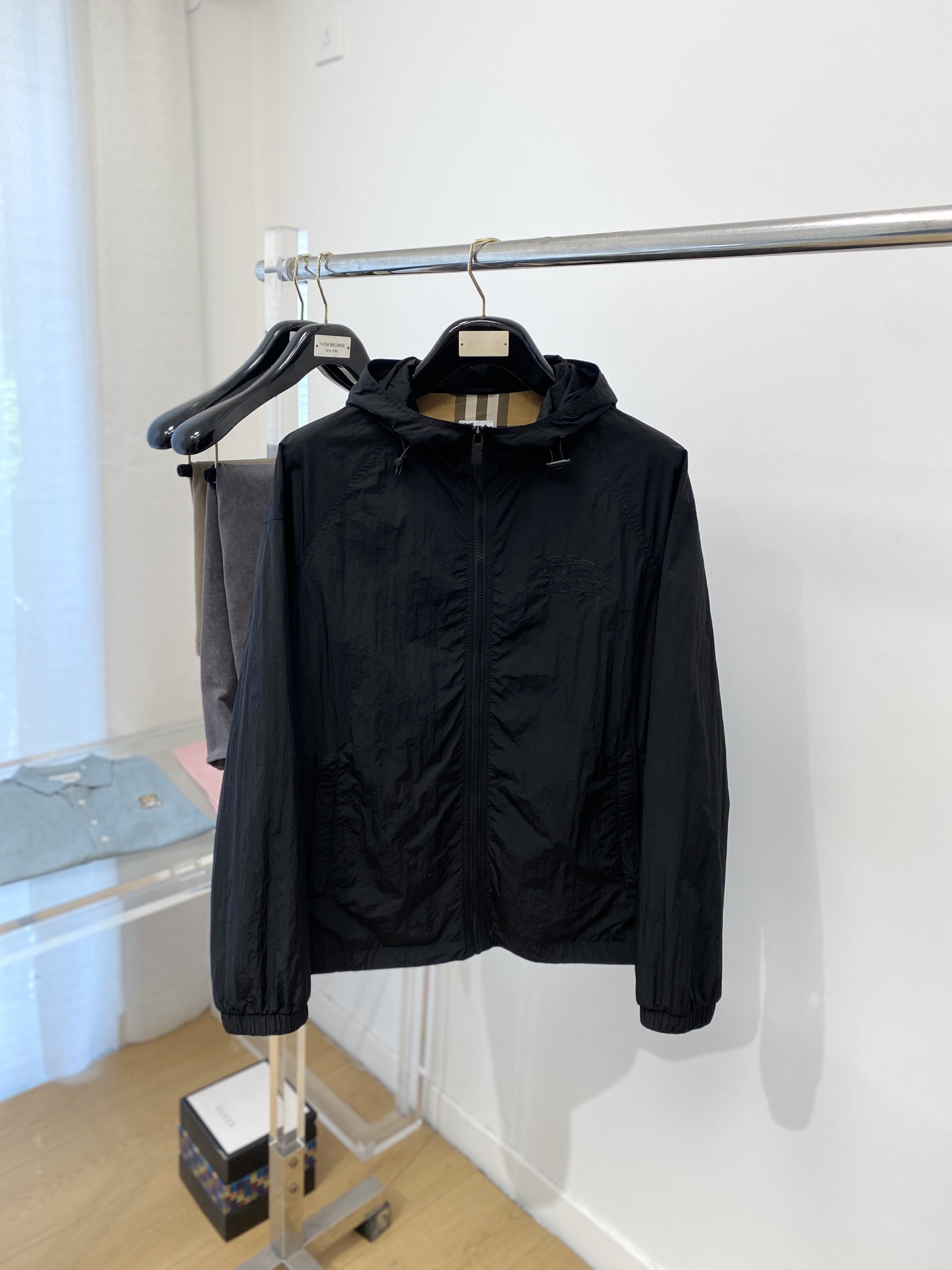 NO:120346,Mainly recommended Burberry, 2025 new jacket jacket, fashionable and handsome, simple and versatile style, chest embroidery decorative pattern logo, customized original fabric, not only crisp, maintains the trendy silhouette, and is comfortable to wear, the yarn weaving is more delicate, the number M-3XL, burberry, jackets & coats, jackets & coats, alexander wang19860909主推 巴宝莉、2025新品夹克外套,时尚帅气,简约百搭款,胸前刺绣装饰图案logo,定制原版面料,不仅挺括,保持潮流的廓形,又穿着舒适,纱织更细腻,码数M-3XL,,burberry,jackets & coats,jackets & coats,alexander wang,Men's clothing