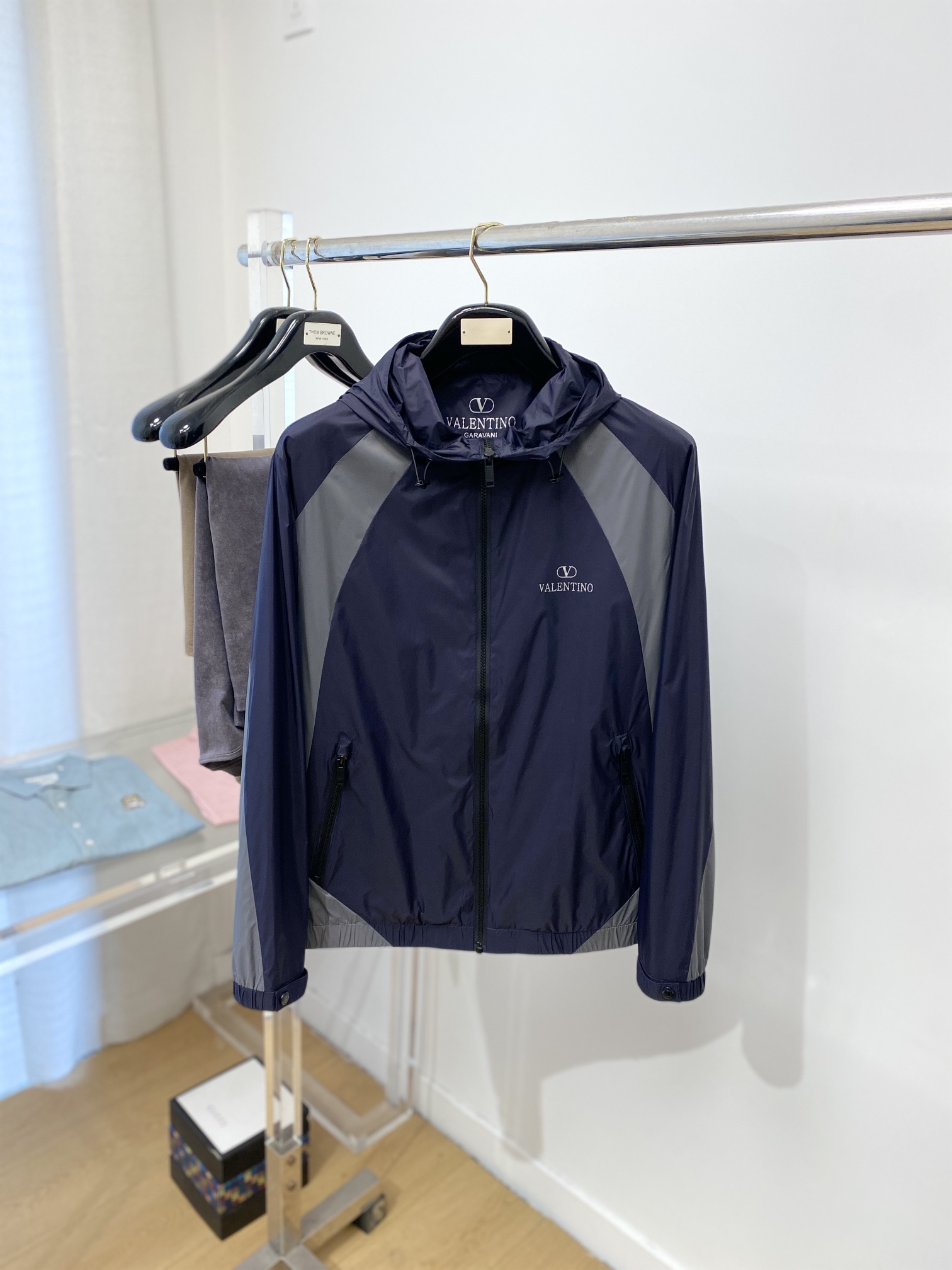 NO:121728,Valentino, 2025 new jacket jacket, fashionable and handsome, simple and versatile style, top printed pattern letter logo on the chest, customized original fabric, not only crisp, maintains the trendy silhouette, and is comfortable to wear, the yarn weaving is more delicate, the number M-3XL, valentino, jackets & coats, jackets & coats, alexander wang19860909华伦天奴、2025新品夹克外套,时尚帅气,简约百搭款,胸前顶级印花图案字母logo,定制原版面料,不仅挺括,保持潮流的廓形,又穿着舒适,纱织更细腻,码数M-3XL,,valentino,jackets & coats,jackets & coats,alexander wang,Men's clothing