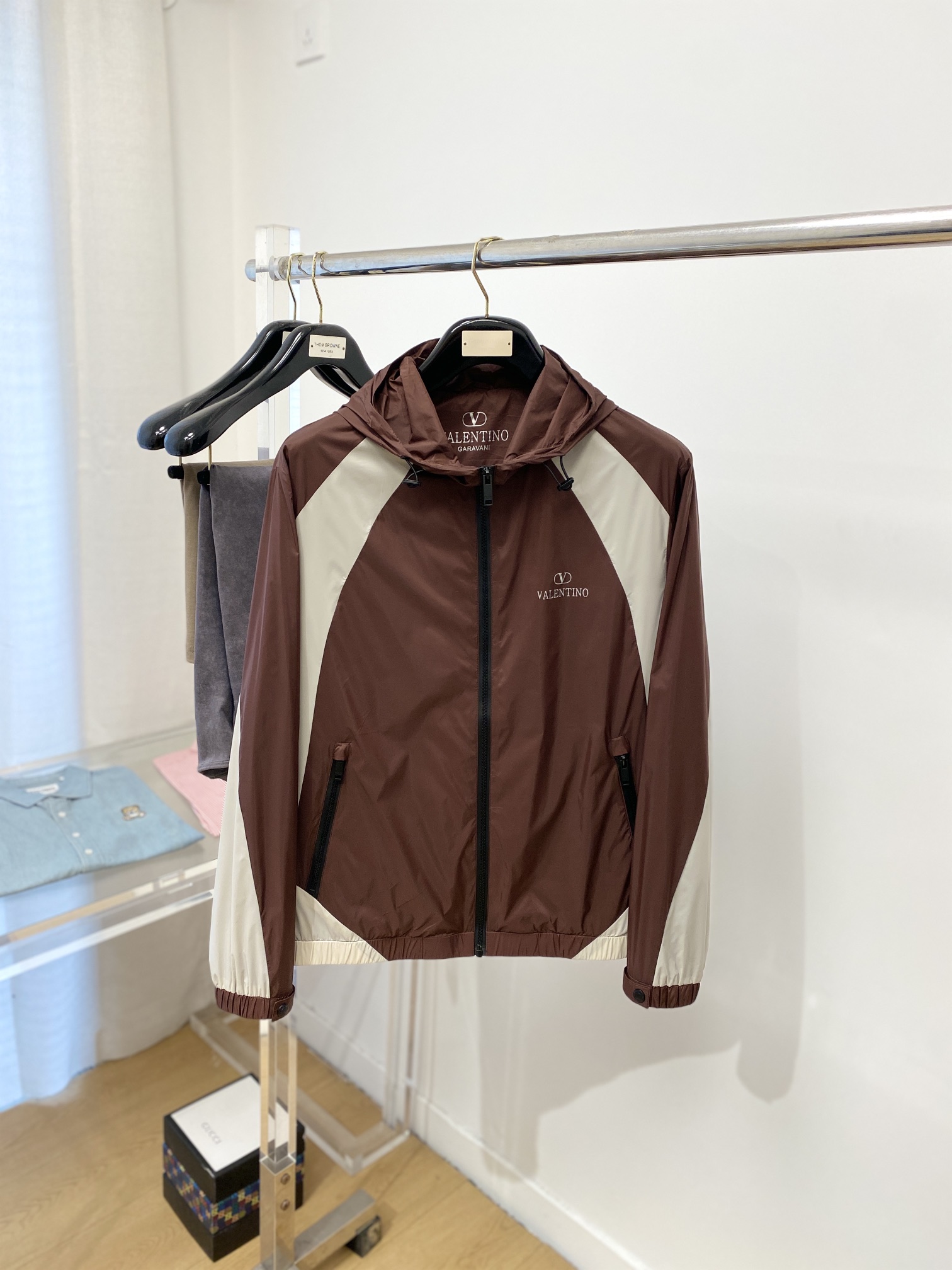 NO:121725,Valentino, 2025 new jacket jacket, fashionable and handsome, simple and versatile style, top printed pattern letter logo on the chest, customized original fabric, not only crisp, maintains the trendy silhouette, and is comfortable to wear, the yarn weaving is more delicate, the number M-3XL, valentino, jackets & coats, jackets & coats, alexander wang19860909华伦天奴、2025新品夹克外套,时尚帅气,简约百搭款,胸前顶级印花图案字母logo,定制原版面料,不仅挺括,保持潮流的廓形,又穿着舒适,纱织更细腻,码数M-3XL,,valentino,jackets & coats,jackets & coats,alexander wang,Men's clothing