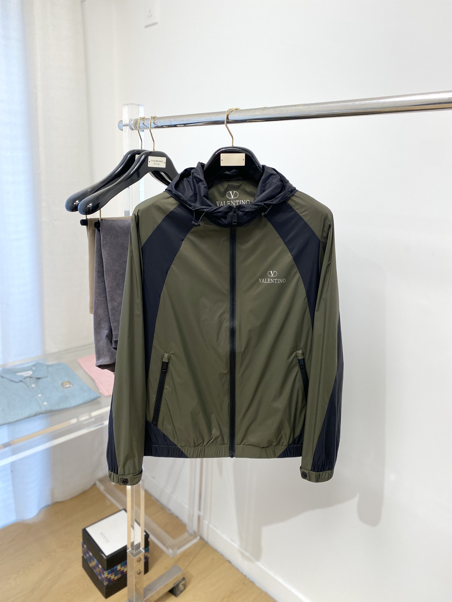 NO:116788,Valentino, new jacket jacket, fashionable and handsome, simple and versatile, top printed pattern letter logo on the chest, customized original fabric, not only crisp, maintains the trendy silhouette, and is comfortable to wear, and the yarn is more delicate, the number M-3XL, valentino, jackets & coats, jackets & coats, alexander wang19860909华伦天奴、新品夹克外套,时尚帅气,简约百搭款,胸前顶级印花图案字母logo,定制原版面料,不仅挺括,保持潮流的廓形,又穿着舒适,纱织更细腻,码数M-3XL,,valentino,jackets & coats,jackets & coats,alexander wang,Men's clothing