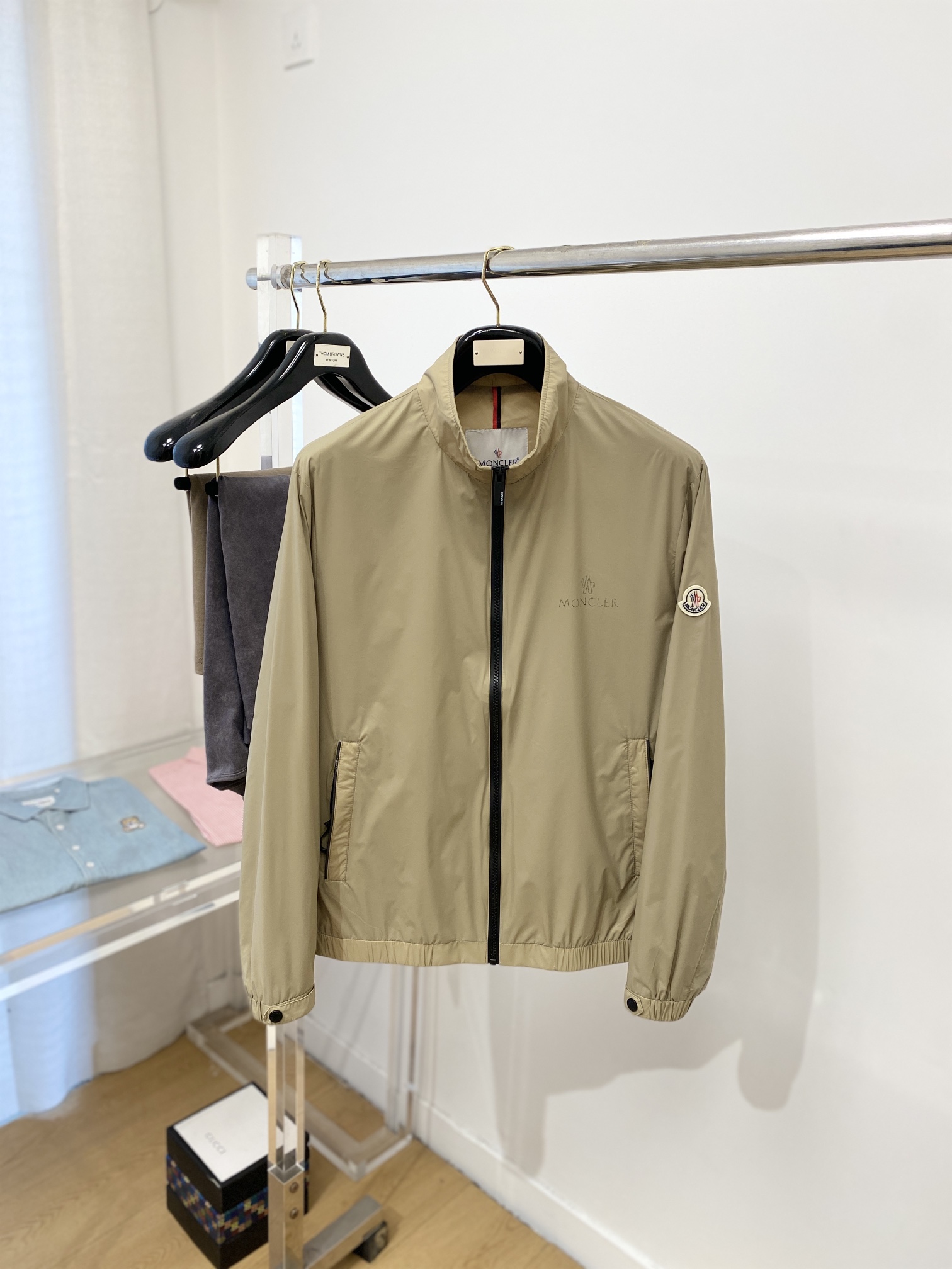 NO:116791,The cover, new jacket, fashionable and handsome, simple and versatile style, cuff embroidery decorative pattern logo, customized original fabric, not only crisp, maintains the trendy silhouette, and is comfortable to wear, and the yarn is more delicate, the number M-3XL, Moncler, jackets & coats, jackets & coats, alexander wang19860909蒙口、新品夹克外套,时尚帅气,简约百搭款,袖口刺绣装饰图案logo,定制原版面料,不仅挺括,保持潮流的廓形,又穿着舒适,纱织更细腻,码数M-3XL,,Moncler,jackets & coats,jackets & coats,alexander wang,Men's clothing