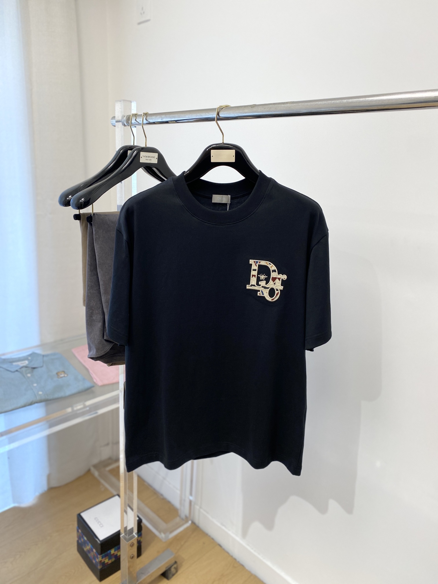 NO:116772,Dior, the latest short-sleeved T-shirt, handsome and fashionable, exquisite embroidered pattern letter logo on the chest, simple and versatile style. The fabric cotton is not only crisp, maintains the trendy silhouette, but also comfortable to wear, and the yarn is more delicate, S-XL, dior, T-shirt, tees, t-shirt, alexander wang19860909迪奥、最新款短袖T恤,帅气时尚,胸前精致刺绣图案字母logo,简约百搭款.面料棉 不仅挺括,保持潮流的廓形,又穿着舒适,纱织更细腻,码数S-XL,,dior,T-shirt,tees，t-shirt,alexander wang,Men's clothing