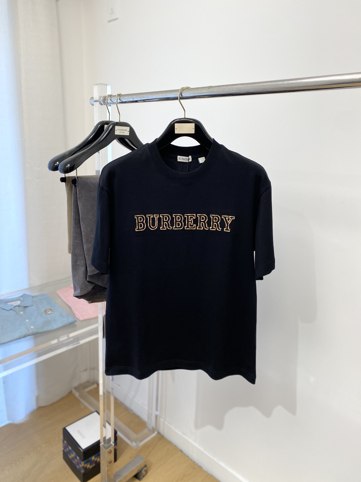 NO:116778,Burberry, the latest short-sleeved T-shirt, handsome and fashionable, exquisite embroidered letter logo on the chest, simple and versatile style. The fabric cotton is not only crisp, maintains the trendy silhouette, but also comfortable to wear, and the yarn is more delicate, S-XL, burberry, T-shirt, tees, t-shirt, alexander wang19860909巴宝莉、最新款短袖T恤,帅气时尚,胸前精致刺绣字母logo,简约百搭款.面料棉 不仅挺括,保持潮流的廓形,又穿着舒适,纱织更细腻,码数S-XL,,burberry,T-shirt,tees，t-shirt,alexander wang,Men's clothing