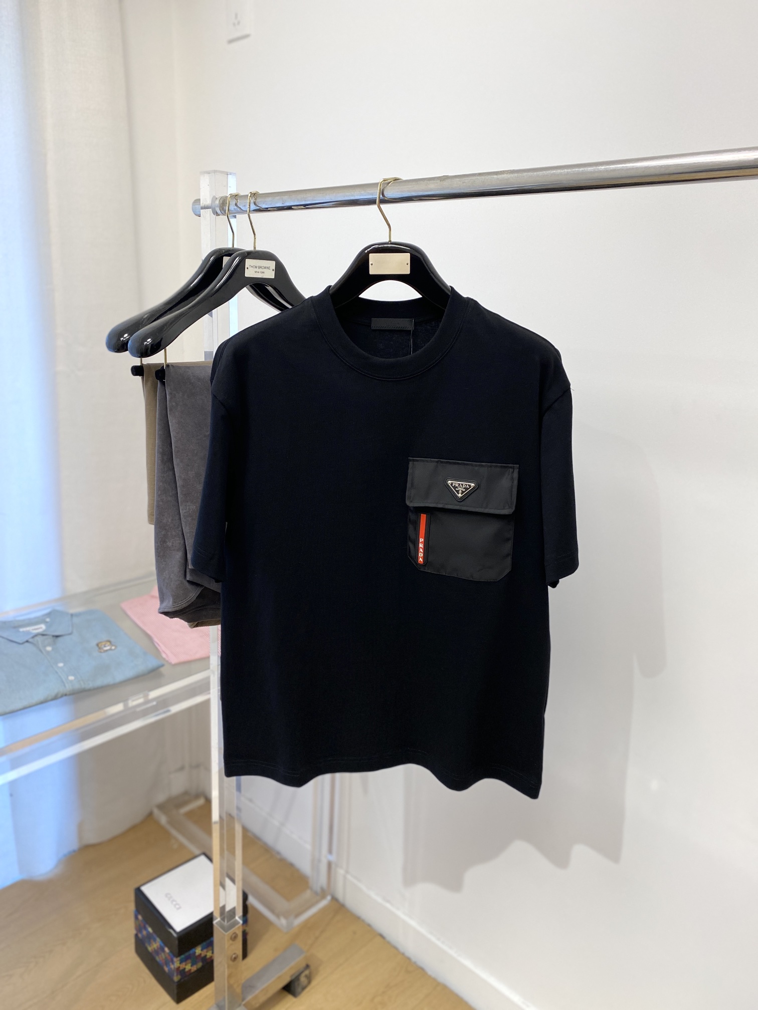 NO:116781,Prada, the latest short-sleeved T-shirt, handsome and fashionable, chest hardware decorative triangle logo, simple and versatile style. Fabric cotton is not only crisp, maintains a fashionable silhouette, but also comfortable to wear, and the yarn is more delicate, S-XL, prada, T-shirt, tees, t-shirt, alexander wang19860909普拉达、最新款短袖T恤,帅气时尚,胸前五金装饰三角标logo,简约百搭款.面料棉 不仅挺括,保持潮流的廓形,又穿着舒适,纱织更细腻,码数S-XL,,prada,T-shirt,tees，t-shirt,alexander wang,Men's clothing