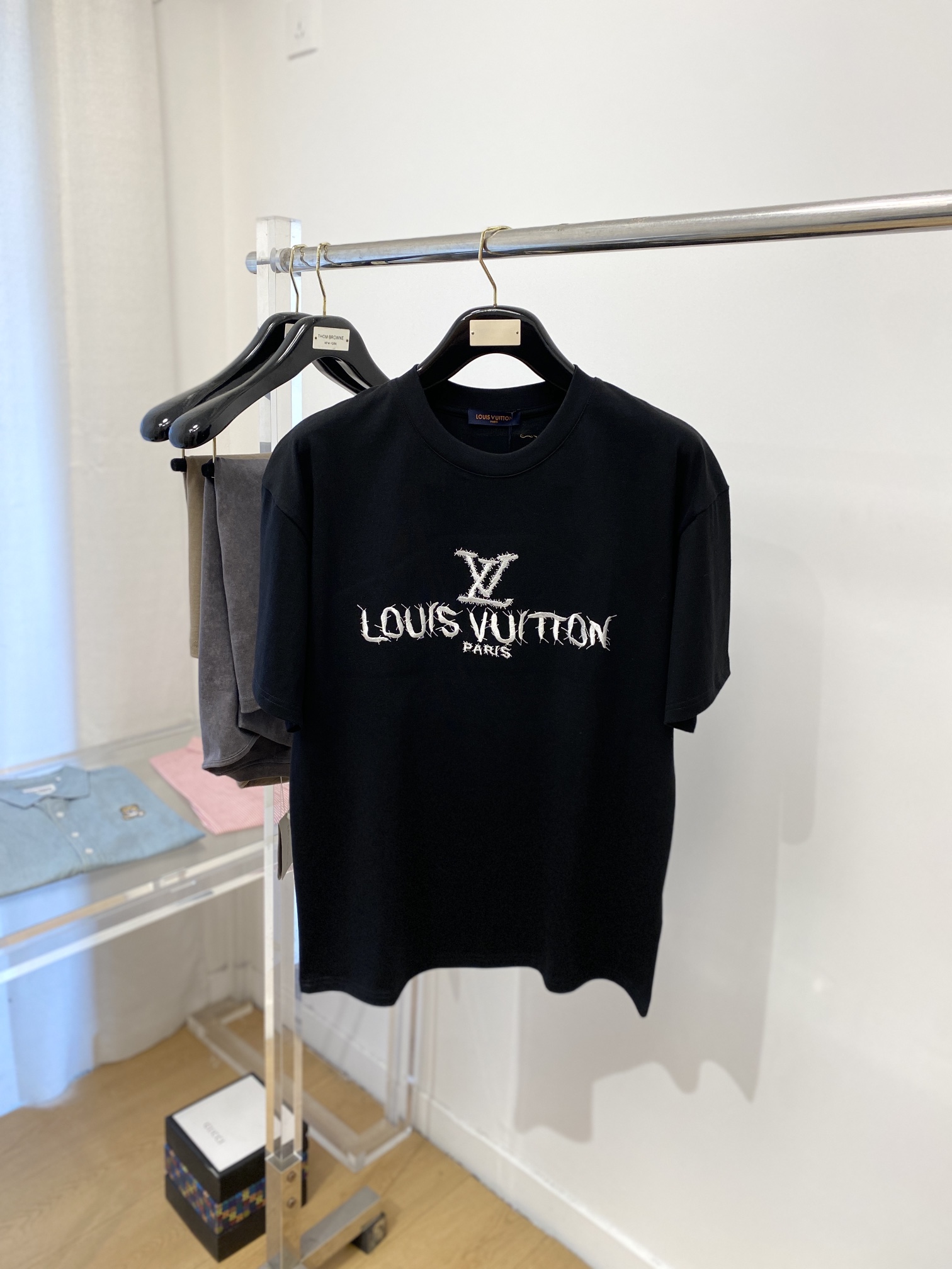 NO:116784,Louis Vuitton, the latest short-sleeved T-shirt, handsome and fashionable, exquisite embroidered letter logo on the chest, simple and versatile style. The fabric cotton is not only crisp, maintains the trendy silhouette, but also comfortable to wear, and the yarn is more delicate, S-XL, louis vuitton, T-shirt, tees, t-shirt, alexander wang19860909路易威登、最新款短袖T恤,帅气时尚,胸前精致刺绣字母logo,简约百搭款.面料棉 不仅挺括,保持潮流的廓形,又穿着舒适,纱织更细腻,码数S-XL,,louis vuitton,T-shirt,tees，t-shirt,alexander wang,Men's clothing