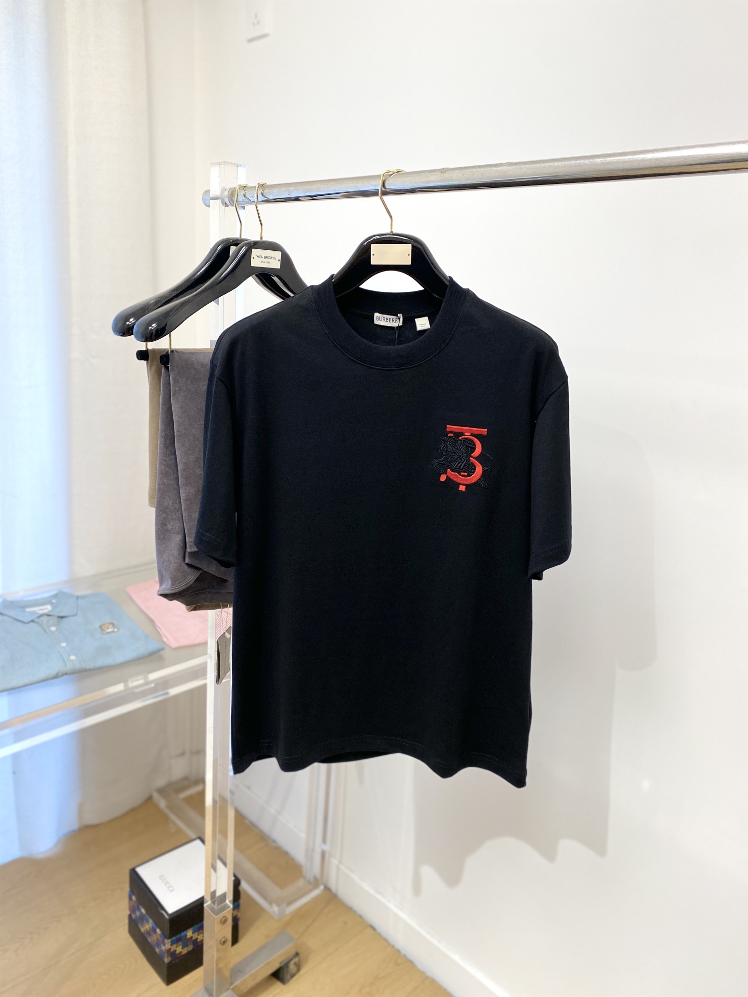 NO:116787,Burberry, the latest short-sleeved T-shirt, handsome and fashionable, exquisite embroidered letter pattern logo on the chest, simple and versatile style. The fabric cotton is not only crisp, maintains the trendy silhouette, but also comfortable to wear, and the yarn is more delicate, S-XL, burberry, T-shirt, tees, t-shirt, alexander wang19860909巴宝莉、最新款短袖T恤,帅气时尚,胸前精致刺绣字母图案logo,简约百搭款.面料棉 不仅挺括,保持潮流的廓形,又穿着舒适,纱织更细腻,码数S-XL,,burberry,T-shirt,tees，t-shirt,alexander wang,Men's clothing