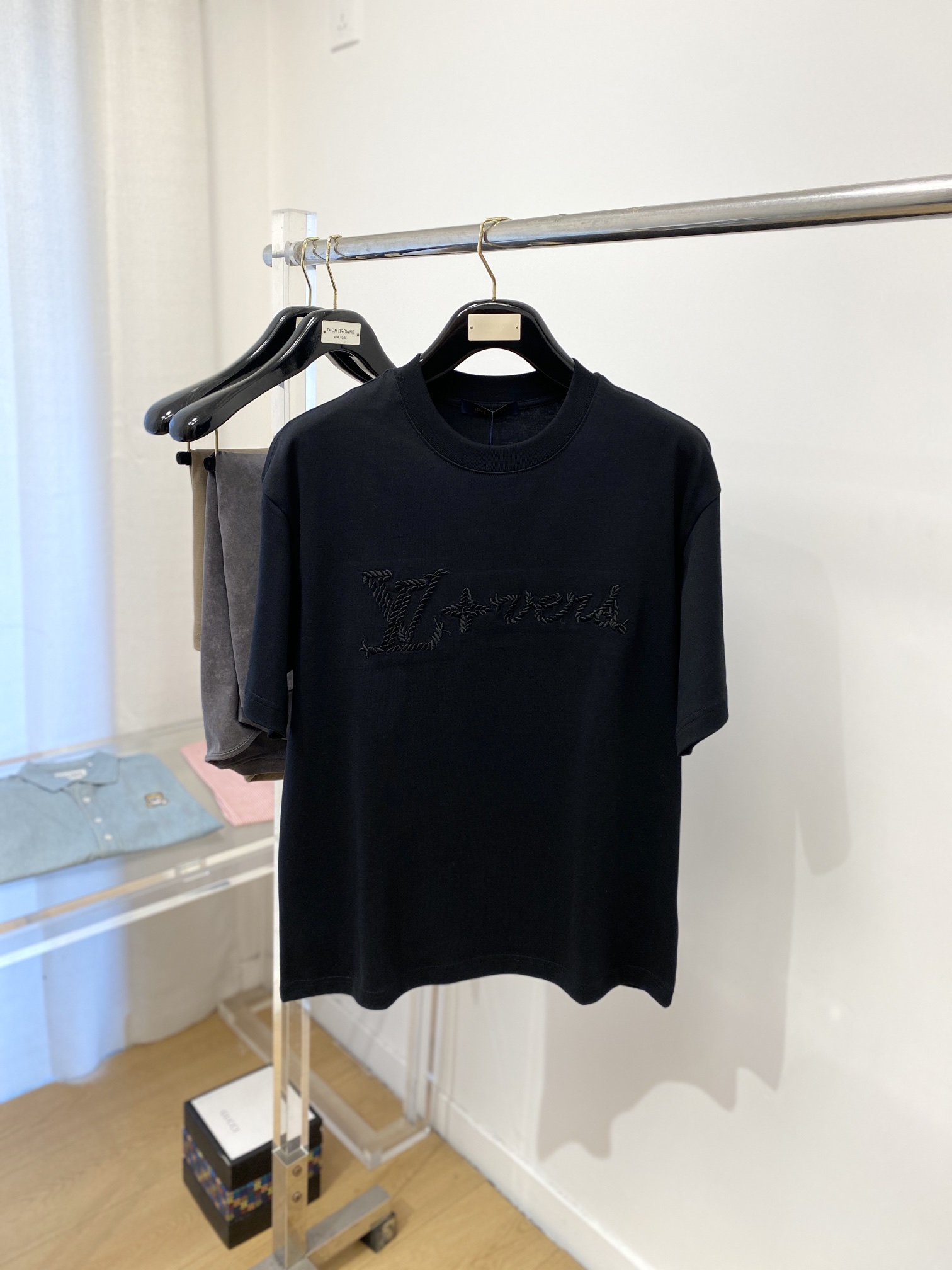 NO:116790,Louis Vuitton, the latest short-sleeved T-shirt, handsome and fashionable, exquisite embroidered letter pattern logo on the chest, simple and versatile style. The fabric cotton is not only crisp, maintains the trendy silhouette, but also comfortable to wear, and the yarn is more delicate, S-XL, louis vuitton, T-shirt, tees, t-shirt, alexander wang19860909路易威登、最新款短袖T恤,帅气时尚,胸前精致刺绣字母图案logo,简约百搭款.面料棉 不仅挺括,保持潮流的廓形,又穿着舒适,纱织更细腻,码数S-XL,,louis vuitton,T-shirt,tees，t-shirt,alexander wang,Men's clothing