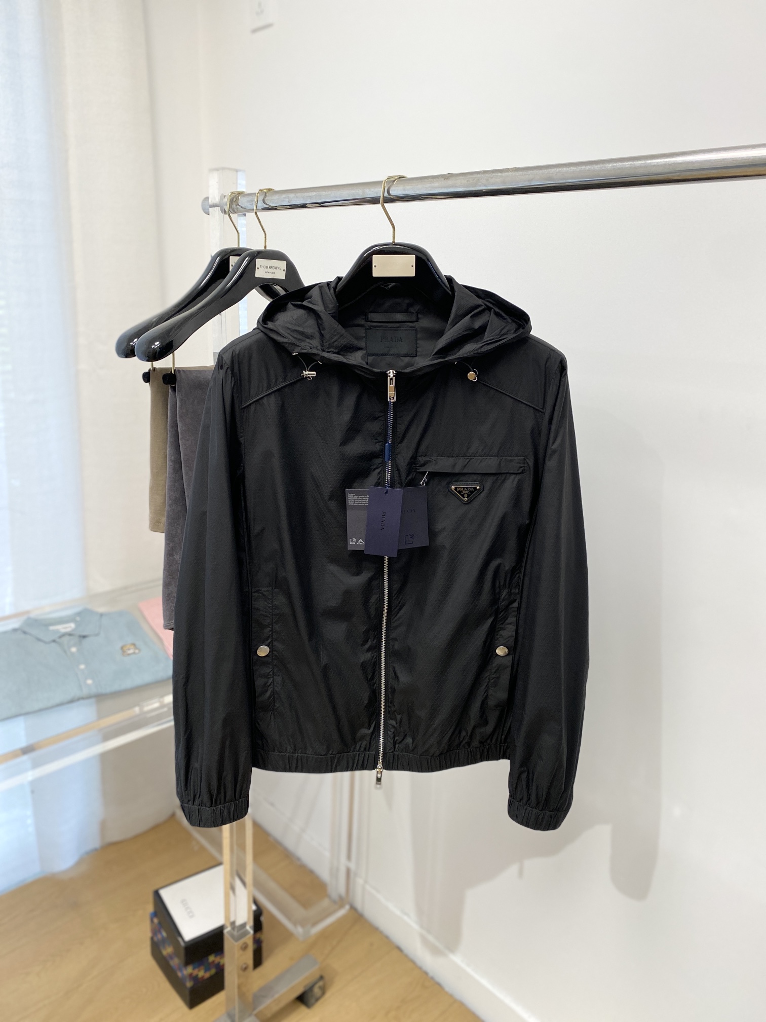 NO:118291,Prada, 2025 new jacket jacket, fashionable and handsome, simple and versatile style, chest hardware decorative triangle logo, customized original fabric, not only crisp, maintains the trendy silhouette, and is comfortable to wear, the yarn weaving is more delicate, the number M-3XL, prada, jackets & coats, jackets & coats, alexander wang19860909普拉达、2025新品夹克外套,时尚帅气,简约百搭款,胸前五金装饰三角标logo,定制原版面料,不仅挺括,保持潮流的廓形,又穿着舒适,纱织更细腻,码数M-3XL,,prada,jackets & coats,jackets & coats,alexander wang,Men's clothing