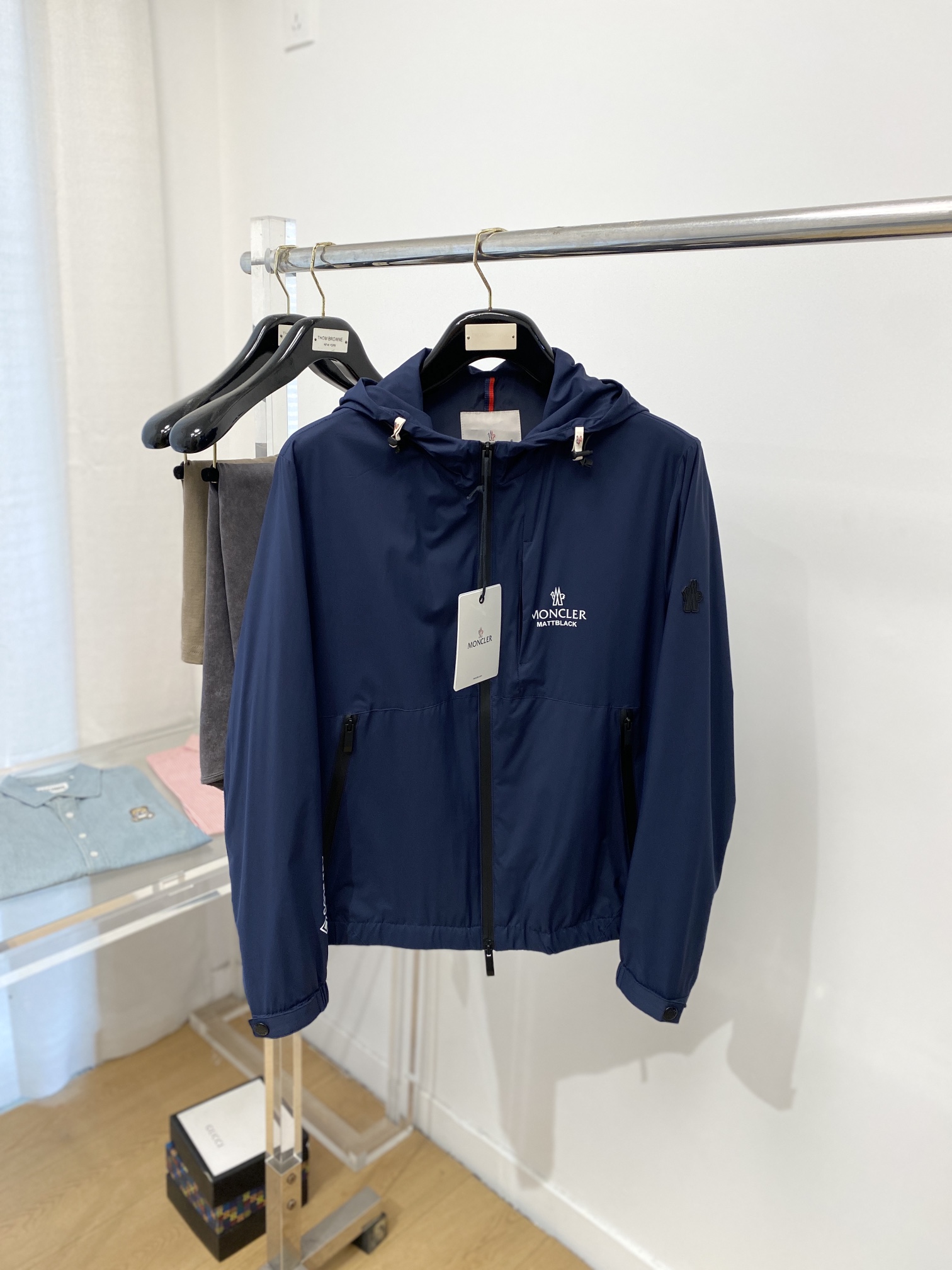 NO:118267,The cover, 2025 new jacket jacket, fashionable and handsome, simple and versatile style, cuff embroidery decorative pattern logo, customized original fabric, not only crisp, maintains the trendy silhouette, and is comfortable to wear, the yarn weaving is more delicate, the number M-3XL, Moncler, jackets & coats, jackets & coats, alexander wang19860909蒙口、2025新品夹克外套,时尚帅气,简约百搭款,袖口刺绣装饰图案logo,定制原版面料,不仅挺括,保持潮流的廓形,又穿着舒适,纱织更细腻,码数M-3XL,,Moncler,jackets & coats,jackets & coats,alexander wang,Men's clothing