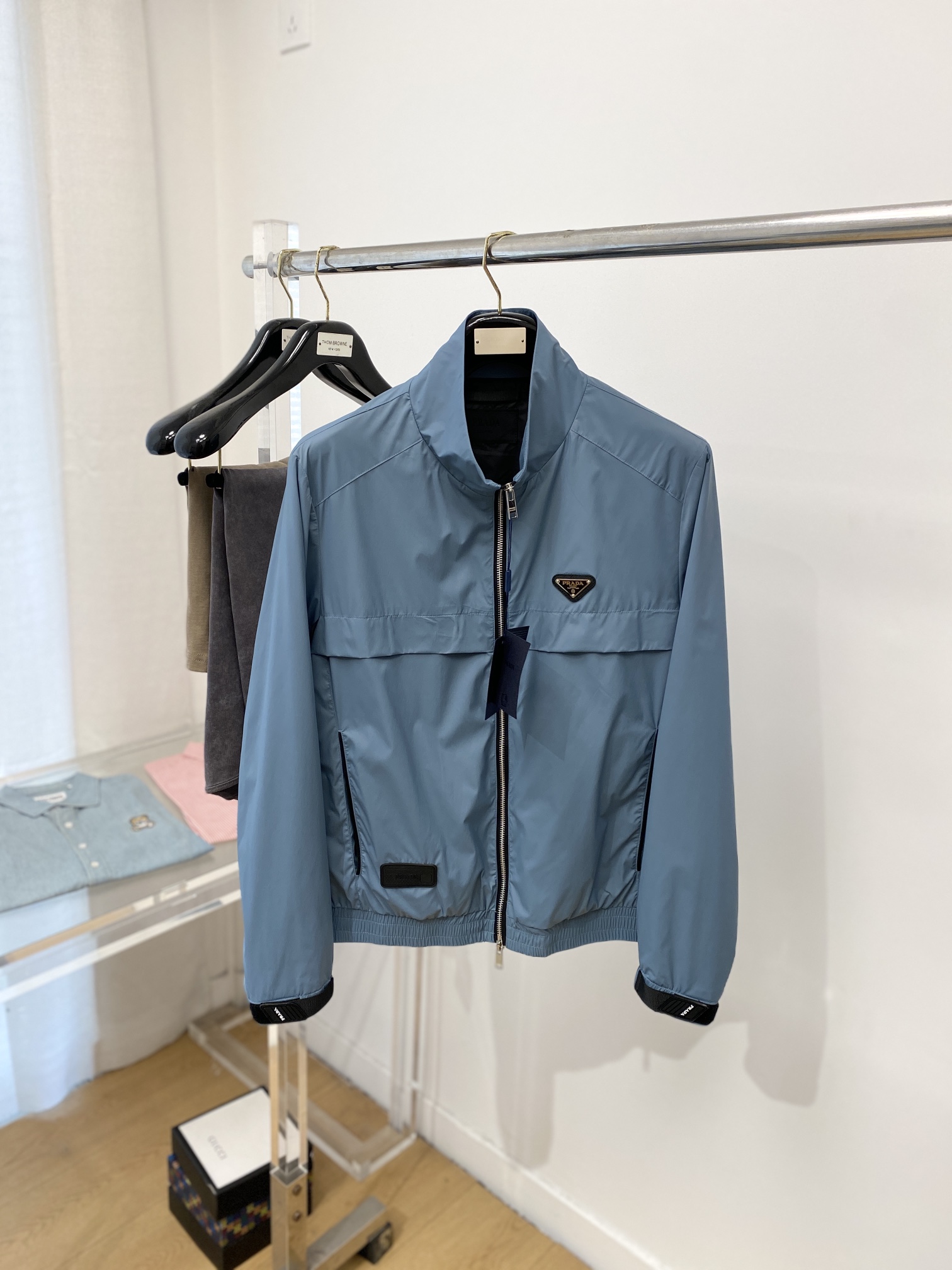 NO:118285,Prada, 2025 new jacket jacket, fashionable and handsome, simple and versatile style, chest hardware decorative triangle logo, customized original fabric, not only crisp, maintains the trendy silhouette, and is comfortable to wear, the yarn weaving is more delicate, the number M-3XL, prada, jackets & coats, jackets & coats, alexander wang19860909普拉达、2025新品夹克外套,时尚帅气,简约百搭款,胸前五金装饰三角标logo,定制原版面料,不仅挺括,保持潮流的廓形,又穿着舒适,纱织更细腻,码数M-3XL,,prada,jackets & coats,jackets & coats,alexander wang,Men's clothing