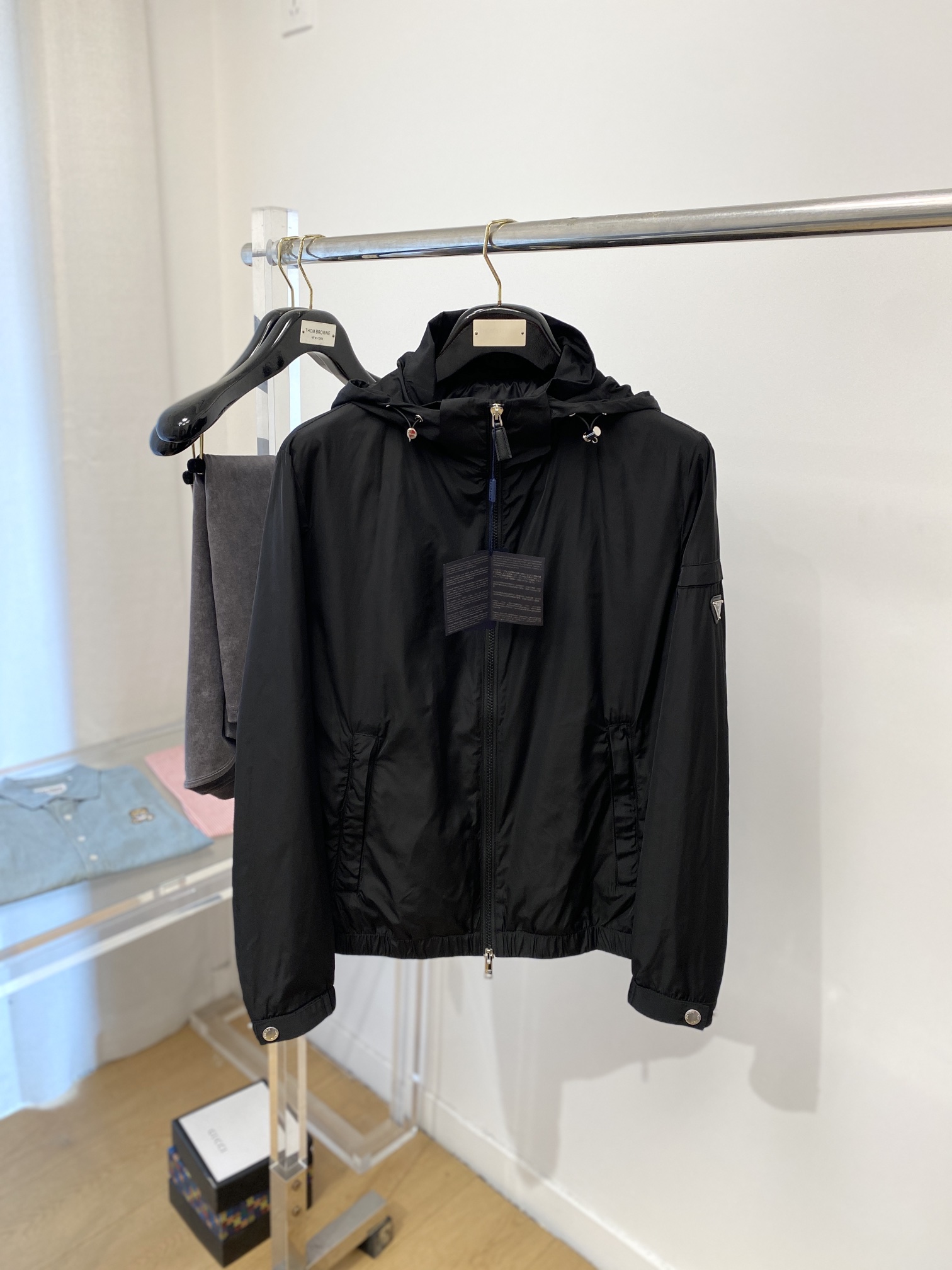 NO:118268,Prada, 2025 new jacket jacket, fashionable and handsome, simple and versatile, cuff hardware decorative triangle logo, customized original fabric, not only crisp, maintains the trendy silhouette, and is comfortable to wear, and the yarn weaving is more delicate, code number M-3XL, prada, jackets & coats, jackets & coats, alexander wang19860909普拉达、2025新品夹克外套,时尚帅气,简约百搭款,袖口五金装饰三角标logo,定制原版面料,不仅挺括,保持潮流的廓形,又穿着舒适,纱织更细腻,码数M-3XL,,prada,jackets & coats,jackets & coats,alexander wang,Men's clothing