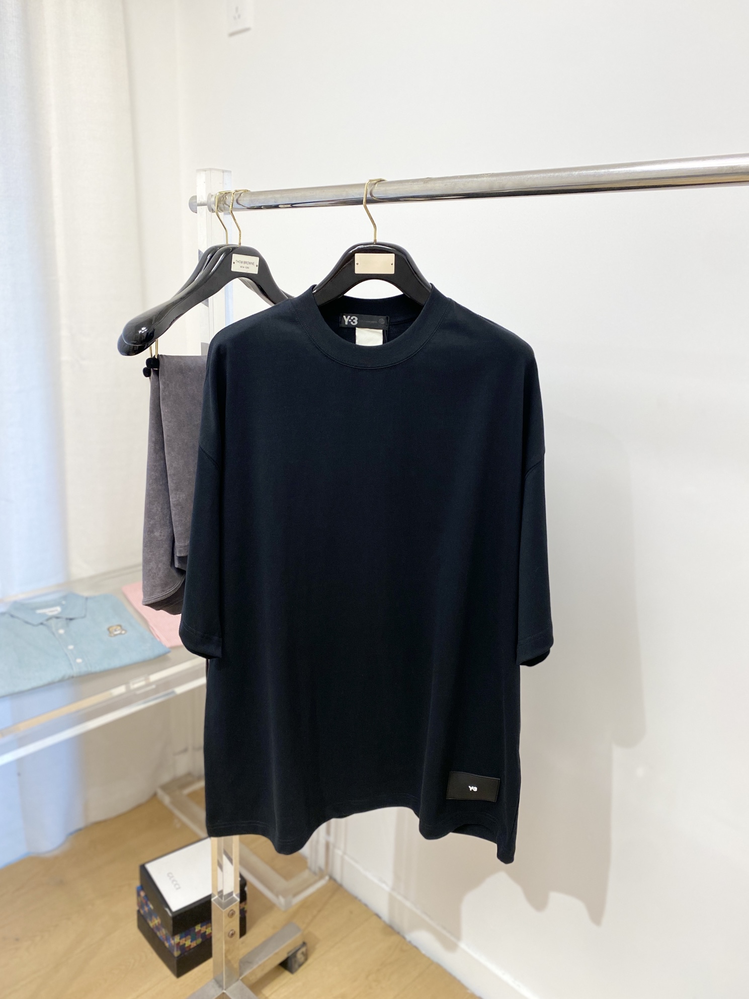 NO:118263,Y-3, the latest short-sleeved T-shirt in 2025, handsome and fashionable, embroidered decorative letter logo under the clothes, simple and versatile style. The fabric cotton is not only crisp, maintains the trendy silhouette, but also comfortable to wear, and the yarn is more delicate, S-XXL, T-shirt,tees, t-shirt,alexander wang19860909Y-3、2025最新款短袖T恤,帅气时尚,衣下刺绣装饰字母logo,简约百搭款.面料棉 不仅挺括,保持潮流的廓形,又穿着舒适,纱织更细腻,码数S-XXL,,T-shirt,tees，t-shirt,alexander wang,Men's clothing