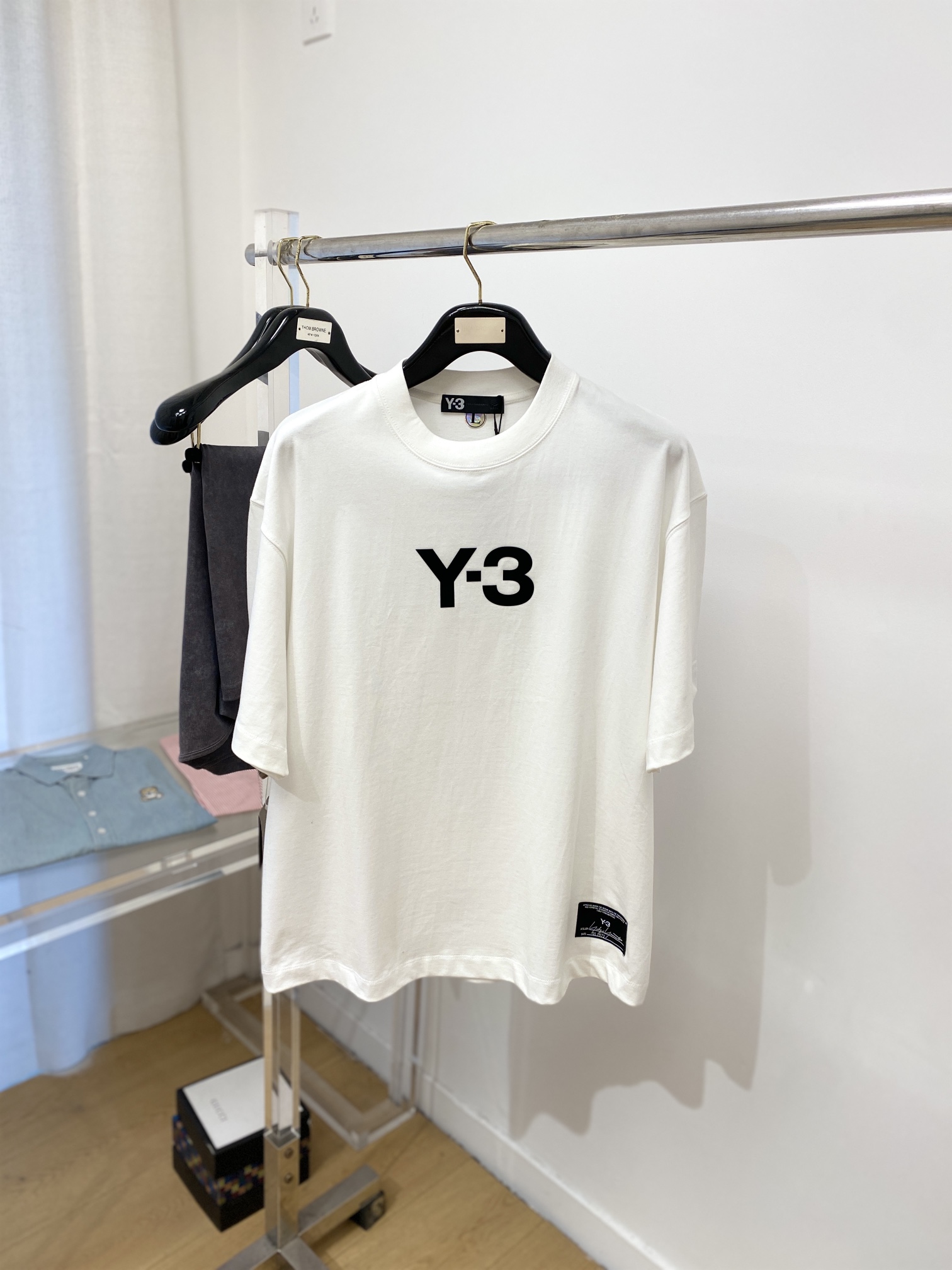 NO:118261,Y-3, the latest short-sleeved T-shirt in 2025, handsome and fashionable, top-grade printed glue decorative letter logo on the chest, simple and versatile style. The fabric cotton is not only crisp, maintains the trendy silhouette, but also comfortable to wear, and the yarn is more delicate, S-XXL, T-shirt,tees, t-shirt,alexander wang19860909Y-3、2025最新款短袖T恤,帅气时尚,胸前顶级印胶装饰字母logo,简约百搭款.面料棉 不仅挺括,保持潮流的廓形,又穿着舒适,纱织更细腻,码数S-XXL,,T-shirt,tees，t-shirt,alexander wang,Men's clothing