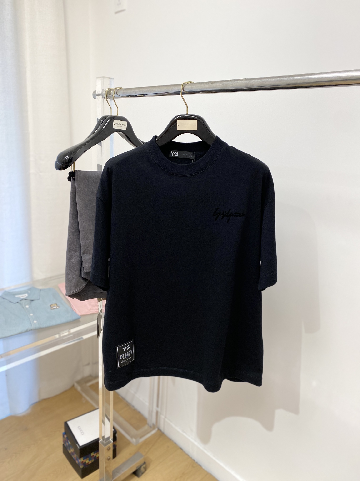 NO:118259,Y-3, the latest short-sleeved T-shirt in 2025, handsome and fashionable, top-grade printed letter logo on the chest, simple and versatile style. The fabric cotton is not only crisp, maintains the trendy silhouette, but also comfortable to wear, and the yarn is more delicate, S-XXL, T-shirt,tees, t-shirt,alexander wang19860909Y-3、2025最新款短袖T恤,帅气时尚,胸前顶级印胶字母logo,简约百搭款.面料棉 不仅挺括,保持潮流的廓形,又穿着舒适,纱织更细腻,码数S-XXL,,T-shirt,tees，t-shirt,alexander wang,Men's clothing