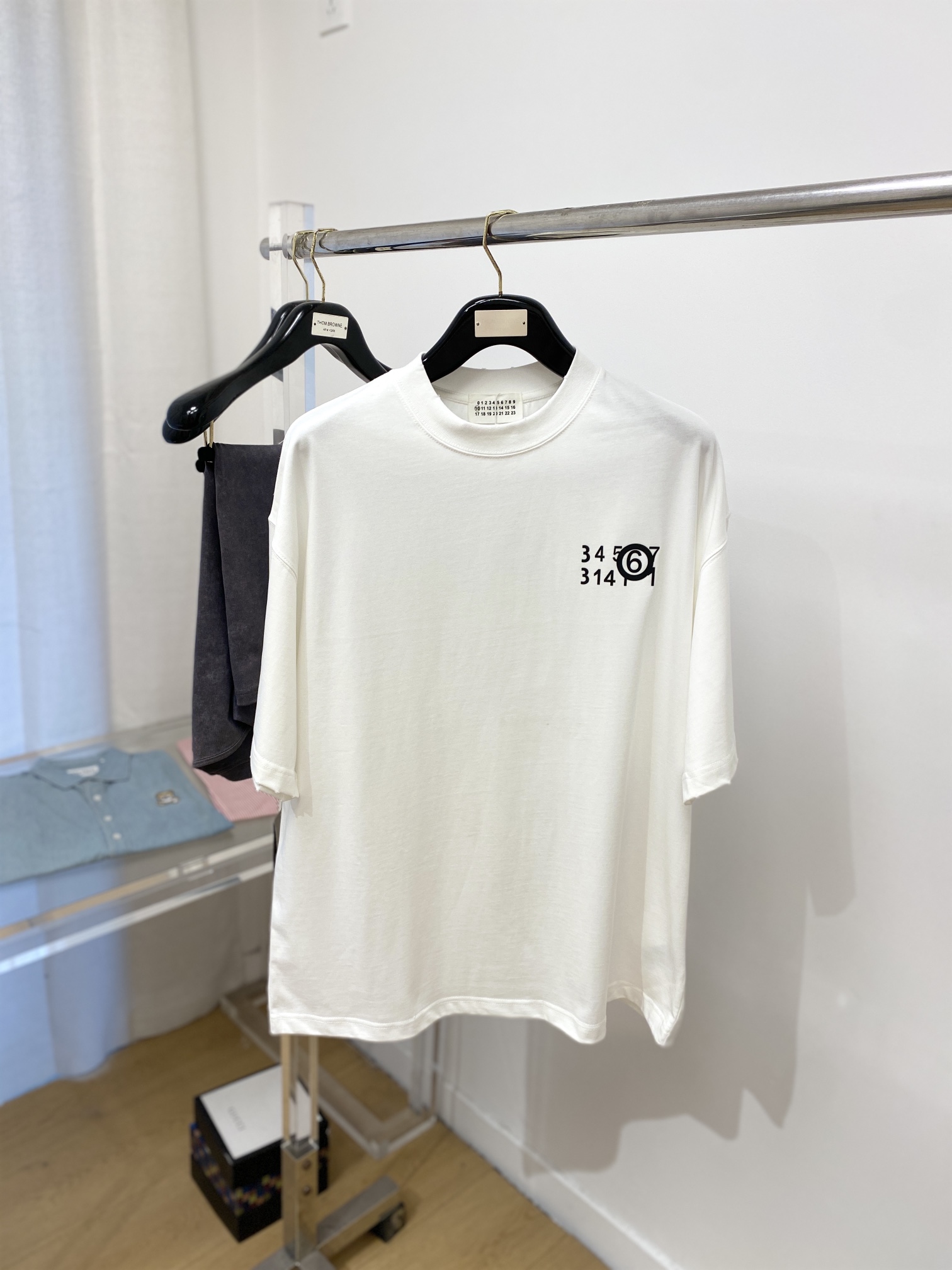 NO:118257,Magila, the latest short-sleeved T-shirt in 2025, handsome and fashionable, top-grade printed letter logo on the chest, simple and versatile style. Fabric cotton is not only crisp, maintains a fashionable silhouette, but also comfortable to wear, and the yarn is more delicate, S-XXL,,masion magiela,T-shirt,tees,t-shirt,alexander wang19860909马吉拉、2025最新款短袖T恤,帅气时尚,胸前顶级印胶字母logo,简约百搭款.面料棉 不仅挺括,保持潮流的廓形,又穿着舒适,纱织更细腻,码数S-XXL,,masion margiela,T-shirt,tees，t-shirt,alexander wang,Men's clothing