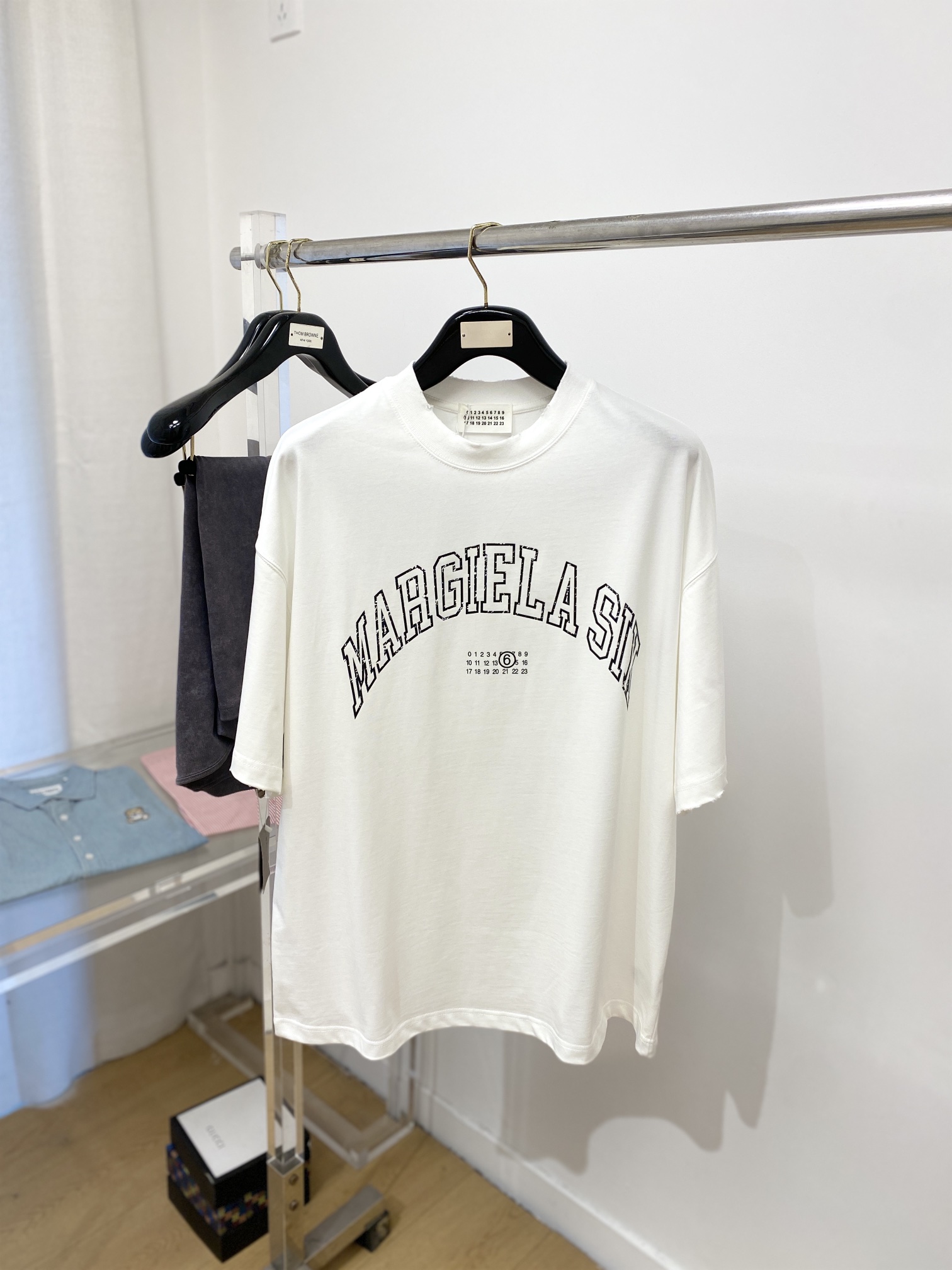 NO:118255,Magila, the latest short-sleeved T-shirt in 2025, handsome and fashionable, top printed letter logo on the chest, simple and versatile style. Fabric cotton is not only crisp, maintains a fashionable silhouette, but also comfortable to wear, and the yarn is more delicate, S-XXL,,masion magiela,T-shirt,tees,t-shirt,alexander wang19860909马吉拉、2025最新款短袖T恤,帅气时尚,胸前顶级印花字母logo,简约百搭款.面料棉 不仅挺括,保持潮流的廓形,又穿着舒适,纱织更细腻,码数S-XXL,,masion margiela,T-shirt,tees，t-shirt,alexander wang,Men's clothing